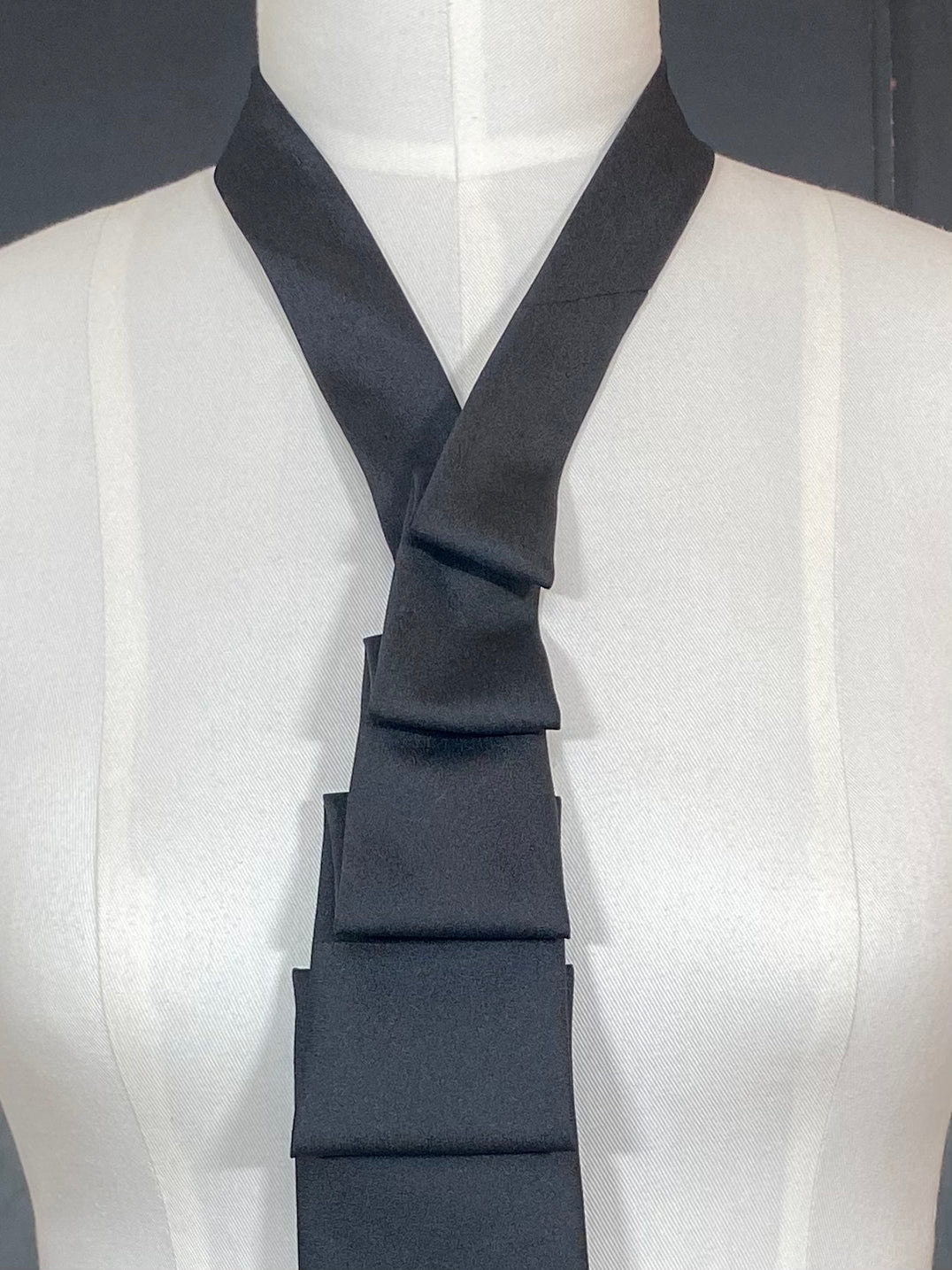 schwarzes Schlipscollier - nachhaltige Upcycling Mode von Beverly - Berlin