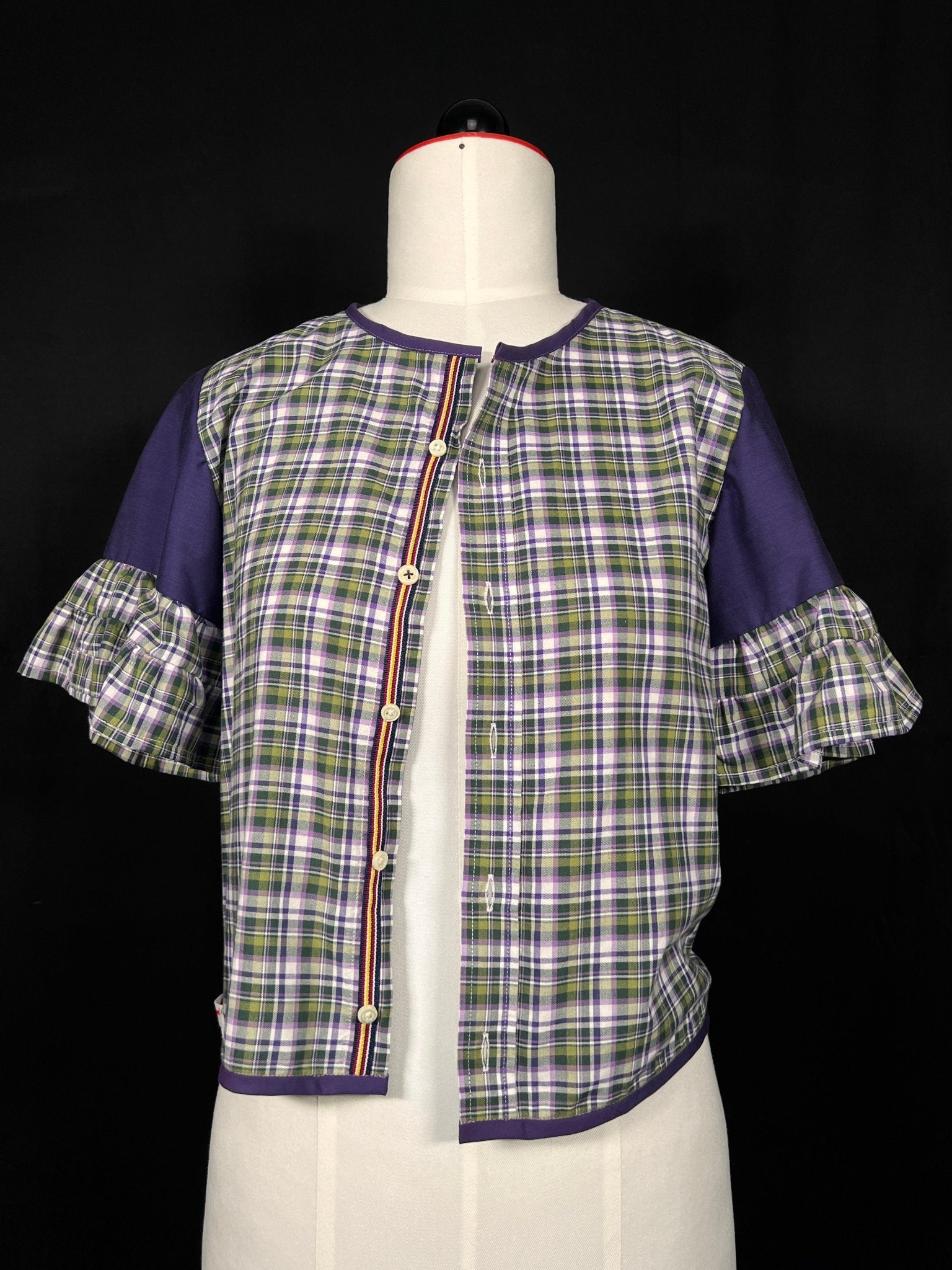 Einzigartiges Upcycling - Shirt mit Weiten Puffärmeln - nachhaltige Upcycling Mode von Beverly - Berlin