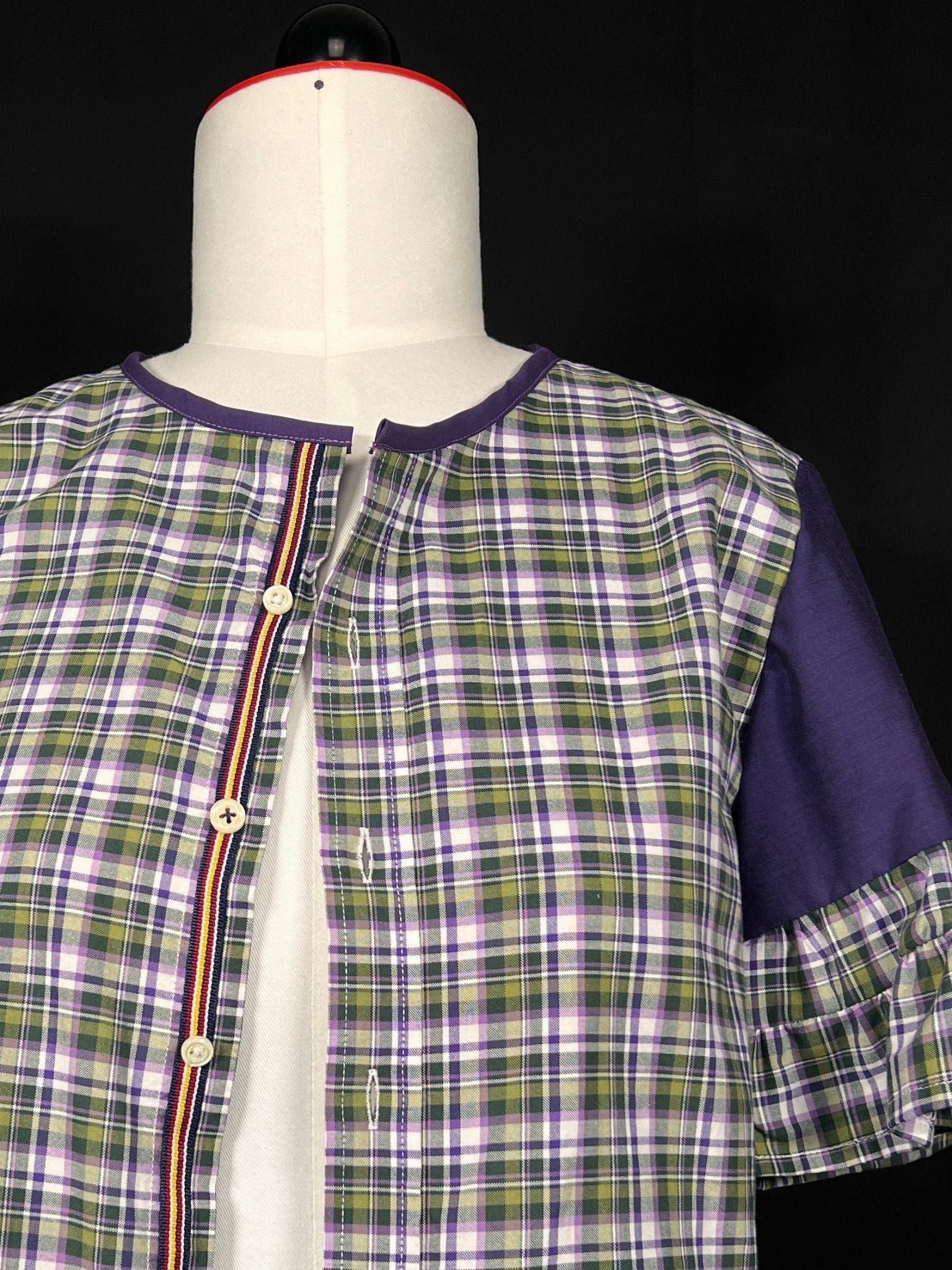 Einzigartiges Upcycling - Shirt mit Weiten Puffärmeln - nachhaltige Upcycling Mode von Beverly - Berlin