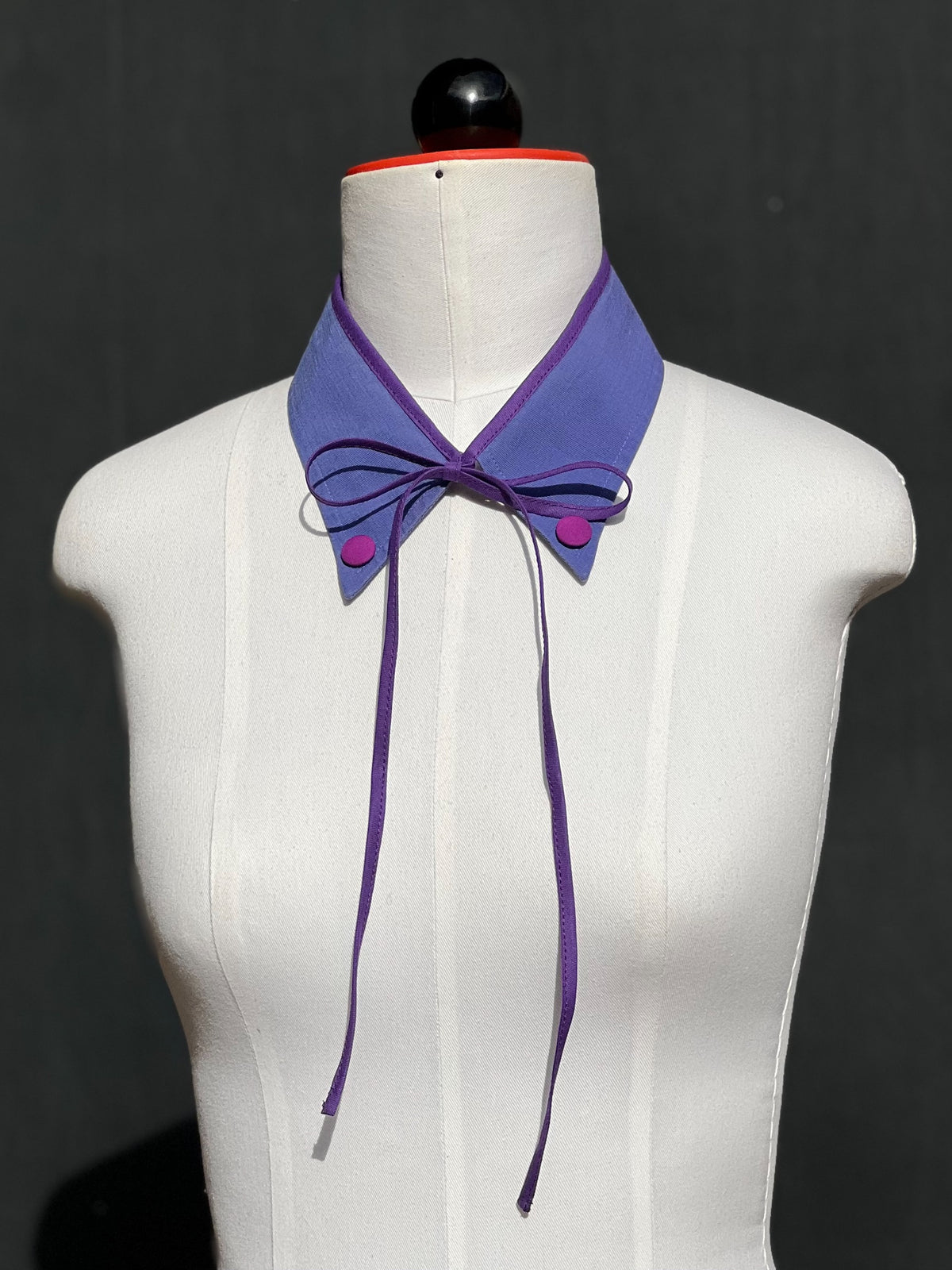 Kragencollier Periwinkle Pop mit violettem Band zur Schleife gebunden, Frontansicht