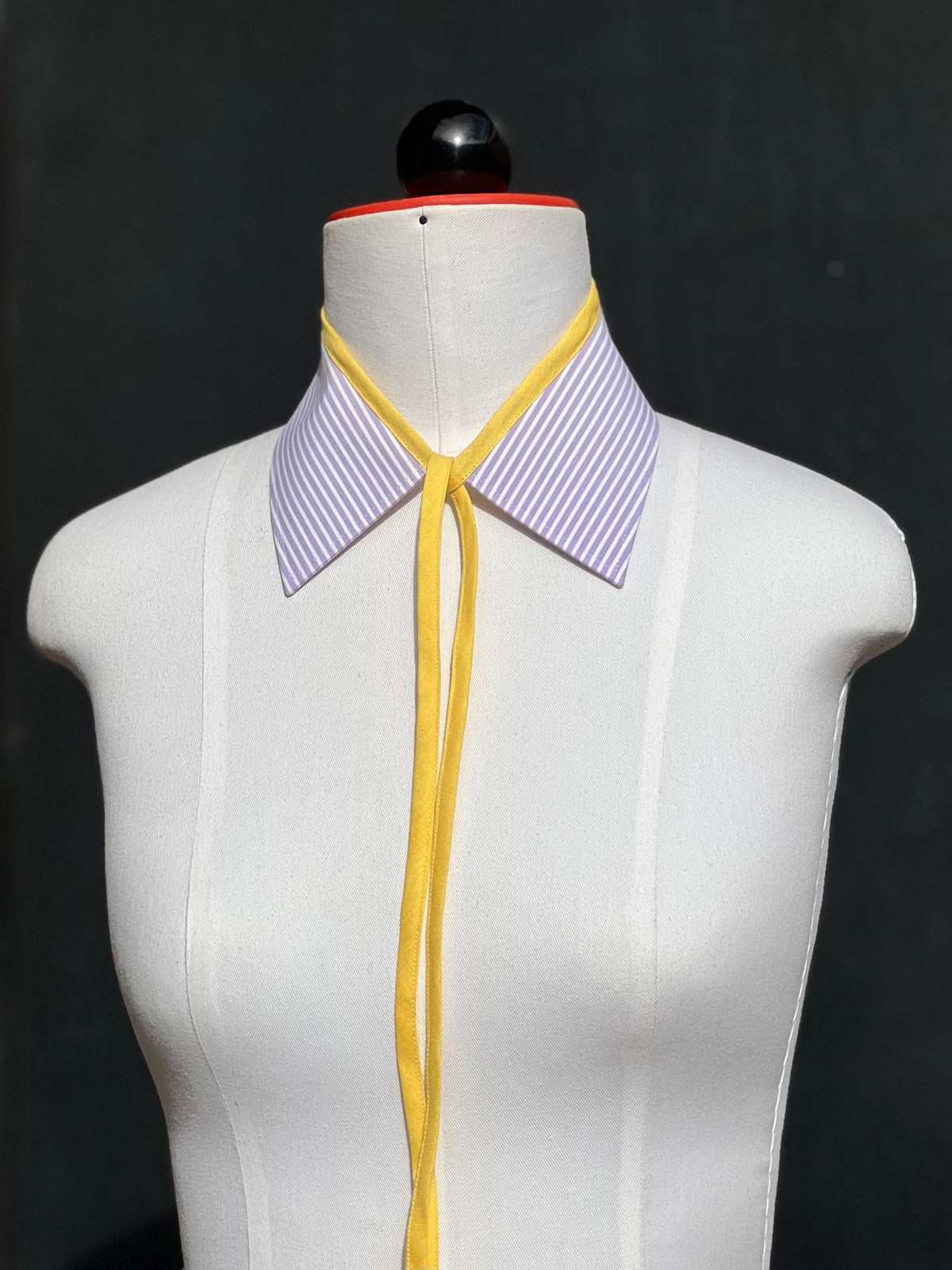 Kragencollier Lavender Lemon mit Streifen in Flieder und Weiß, gelbes Band lang herabhängend