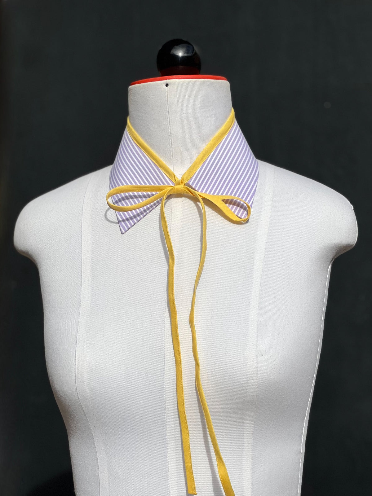Kragencollier Lavender Lemon mit gelbem Band zur Schleife gebunden, Frontansicht