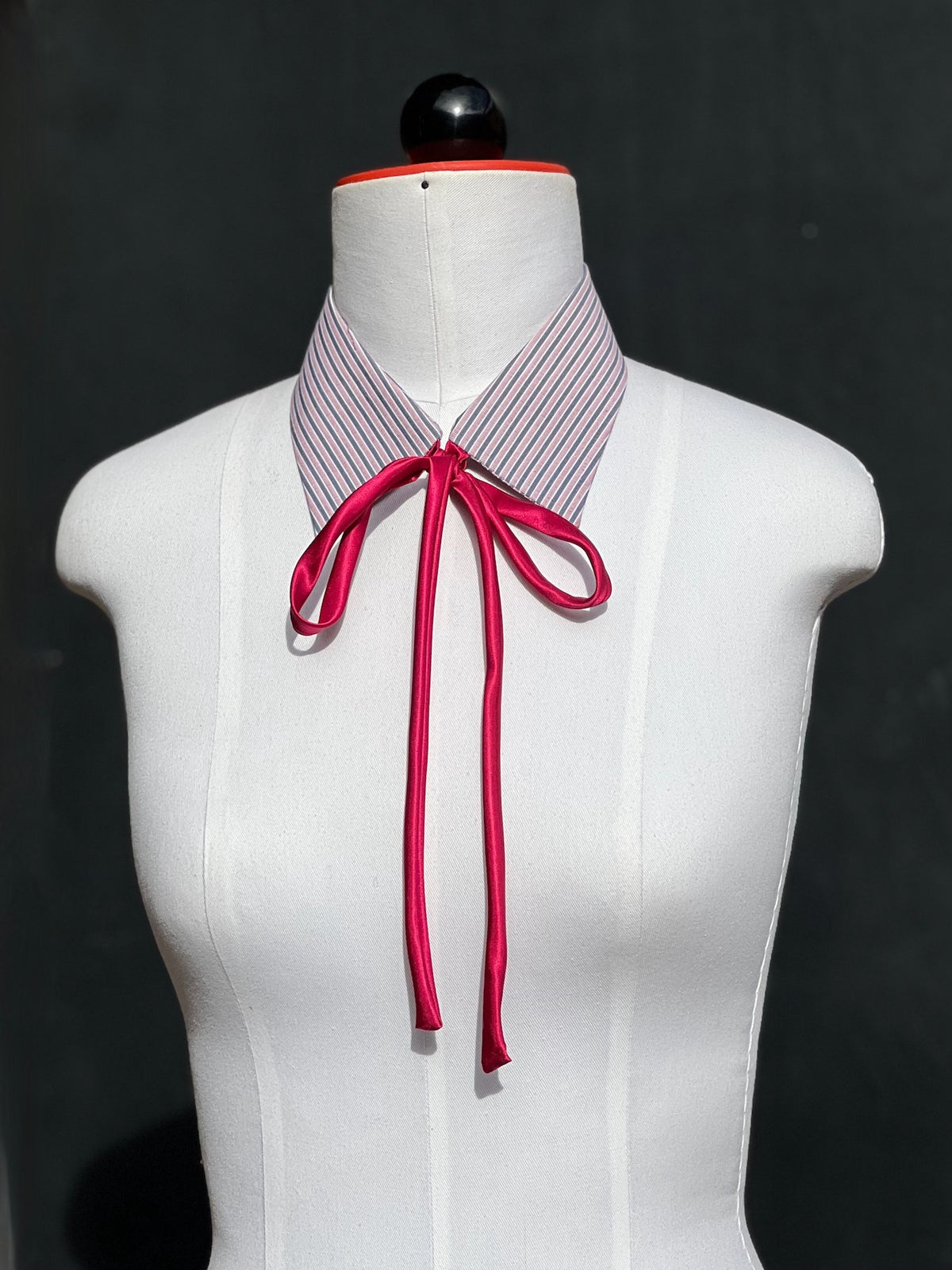 Kragencollier Raspberry Ribbon mit Satinband zur Schleife gebunden, Frontansicht