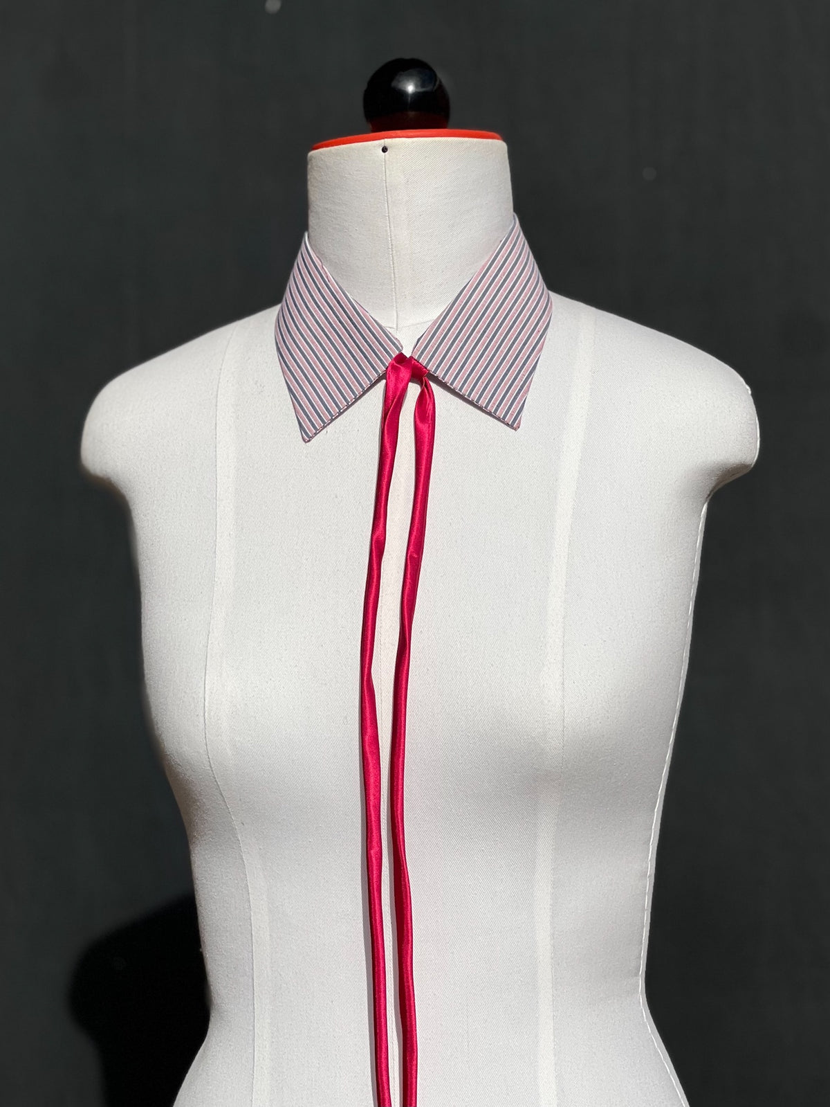 Kragencollier Raspberry Ribbon an der Schneiderpuppe, Satinband lang herabhängend