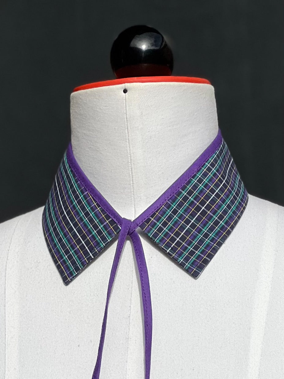 Kragencollier Violet Tartan in dunklem Karo mit violettem Band, Nahaufnahme