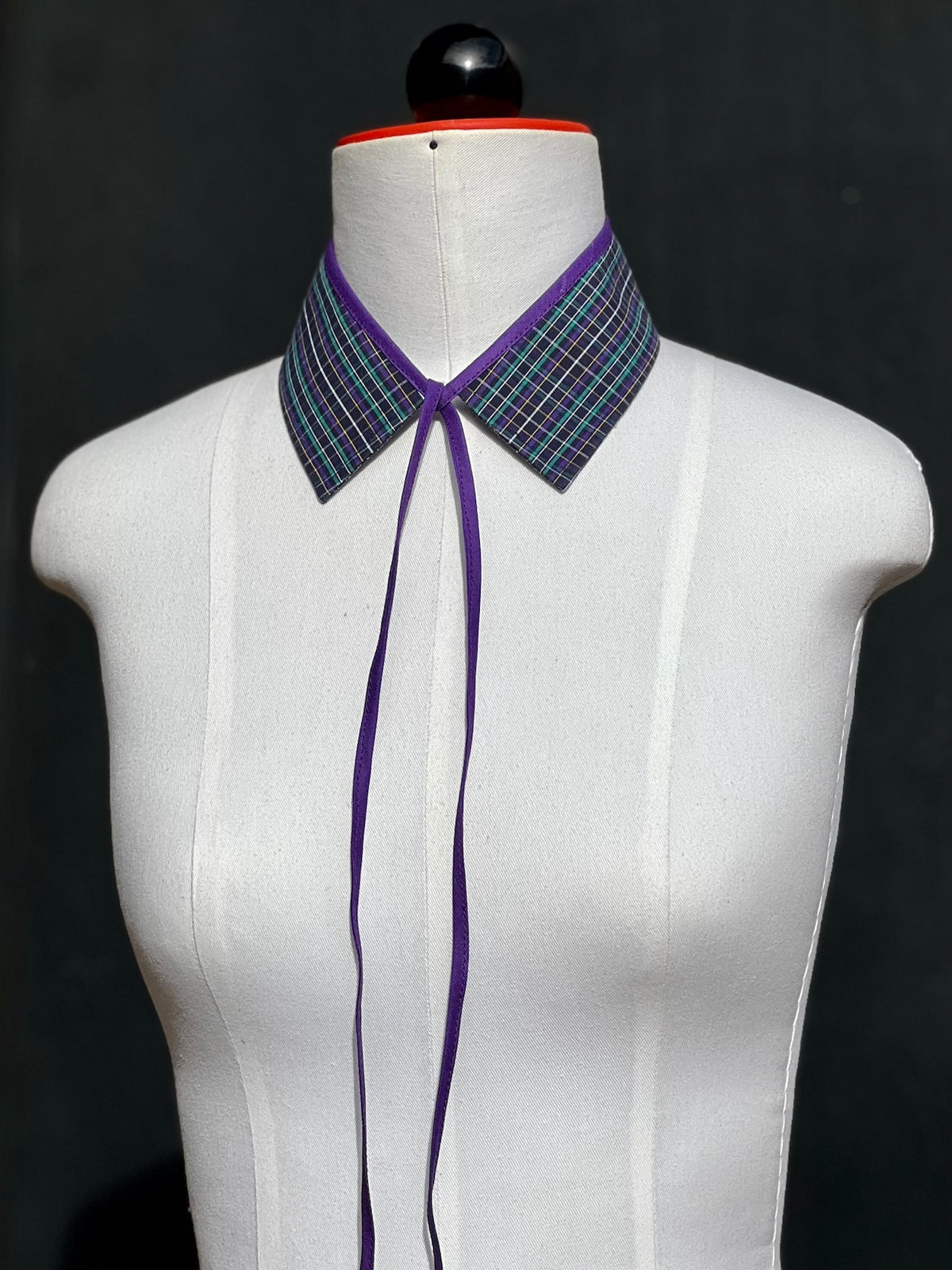 Kragencollier Violet Tartan an der Schneiderpuppe, violettes Band lang herabhängend