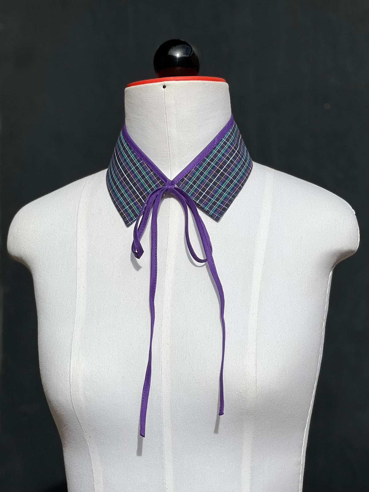 Kragencollier Violet Tartan mit violettem Band zur Schleife gebunden, Frontansicht