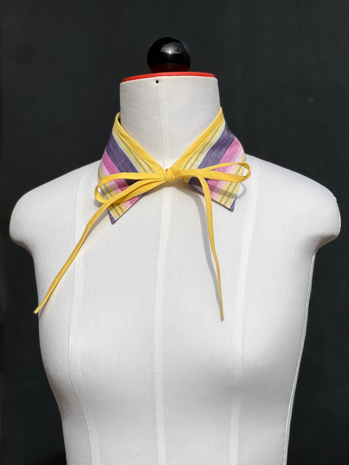 Kragencollier Sunset Stripes mit gelbem Band zur Schleife gebunden, Frontansicht