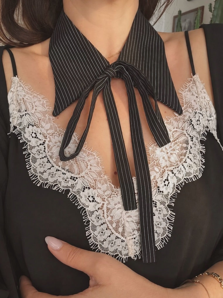 Kragencollier Pinstripe Lady in Schwarz mit Nadelstreifen, getragen zur Schleife gebunden über schwarzem Spitzentop
