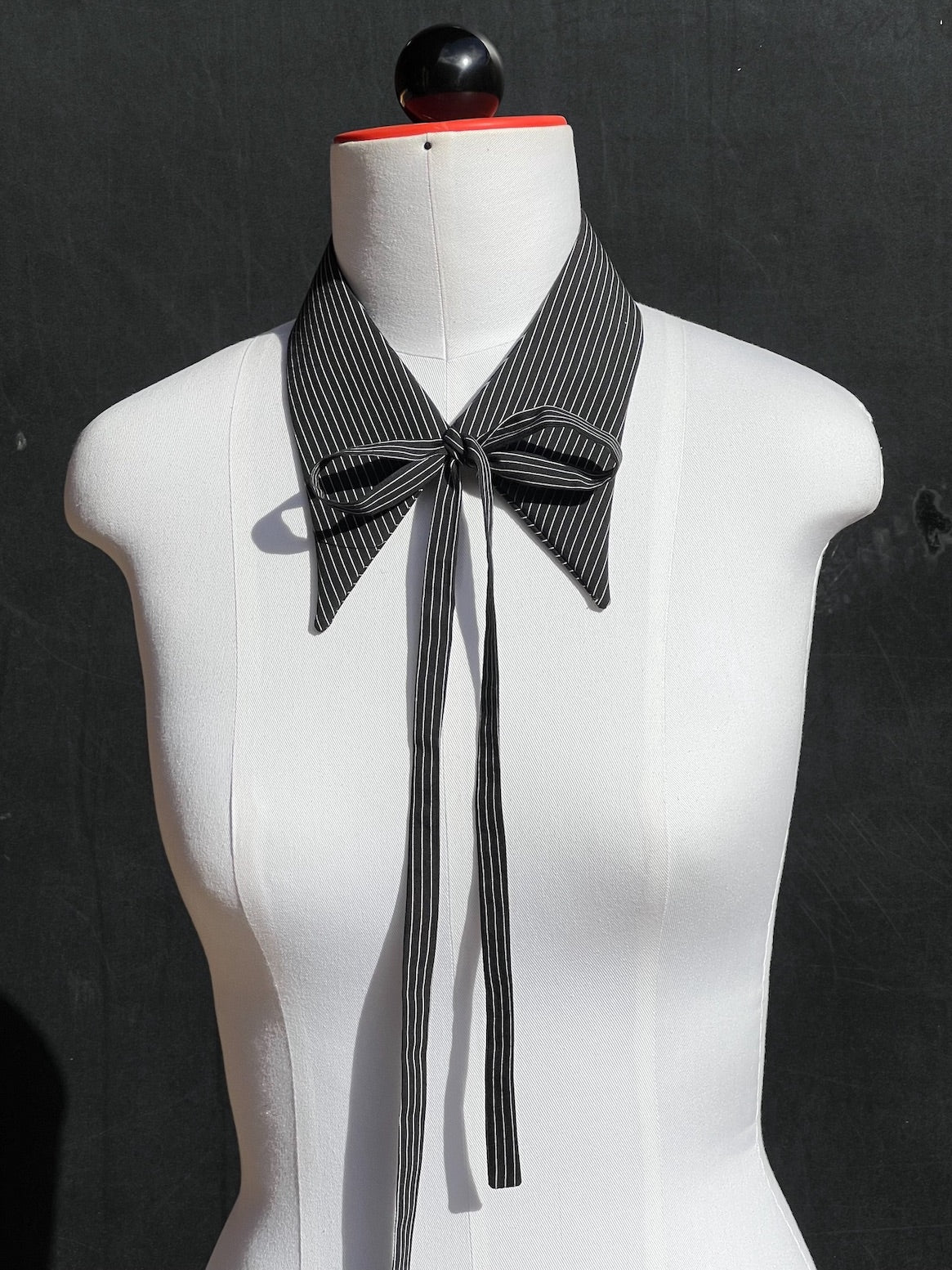 Kragencollier Pinstripe Lady mit Schleife an der Schneiderpuppe, Frontansicht