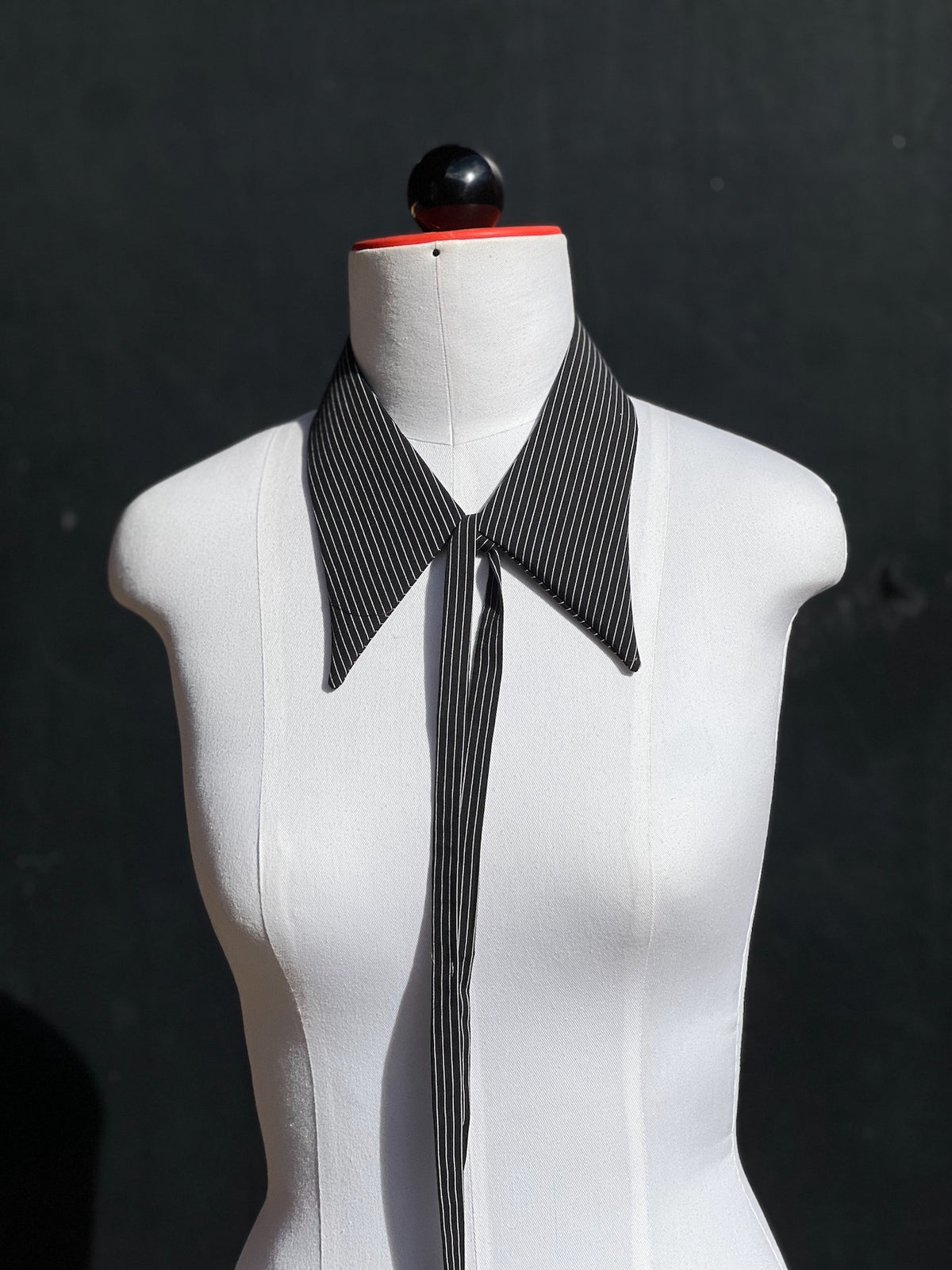 Kragencollier Pinstripe Lady an der Schneiderpuppe, Band lang herabhängend