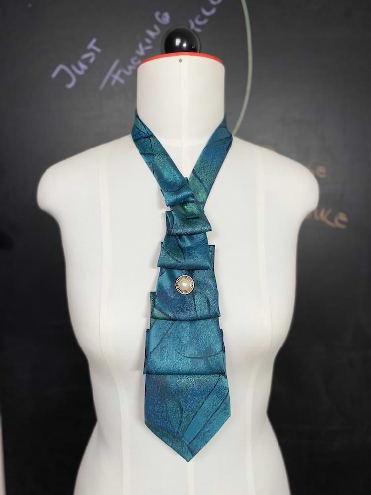 Schlips - Collier in Petrol - nachhaltige Upcycling Mode von Beverly - Berlin