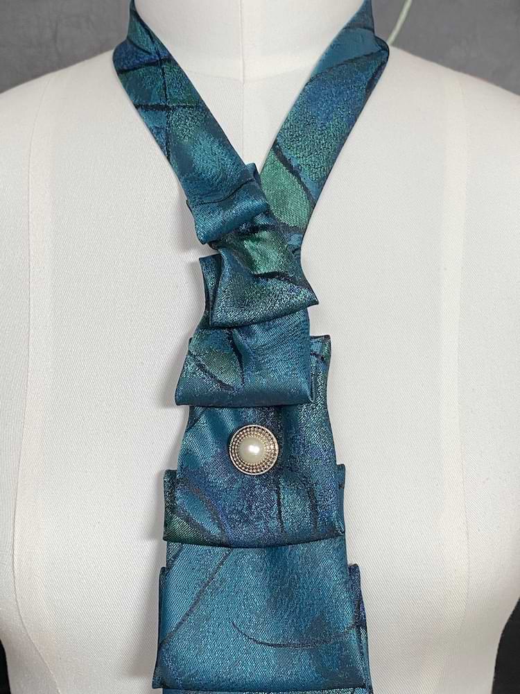 Schlips - Collier in Petrol - nachhaltige Upcycling Mode von Beverly - Berlin