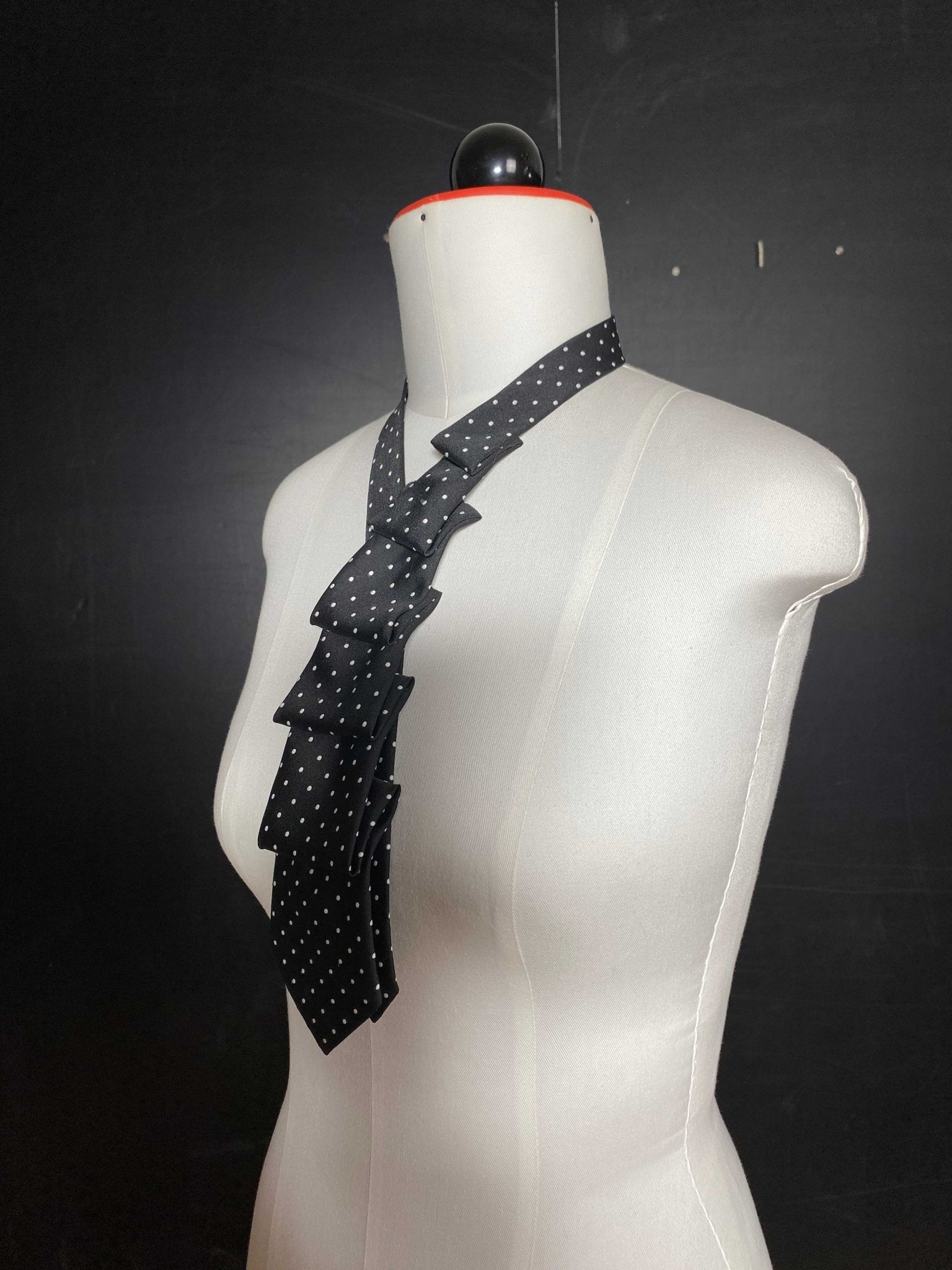 schwarzes Krawattencollier mit kleinen Punkten - Beverly - BerlinSchlipscollier