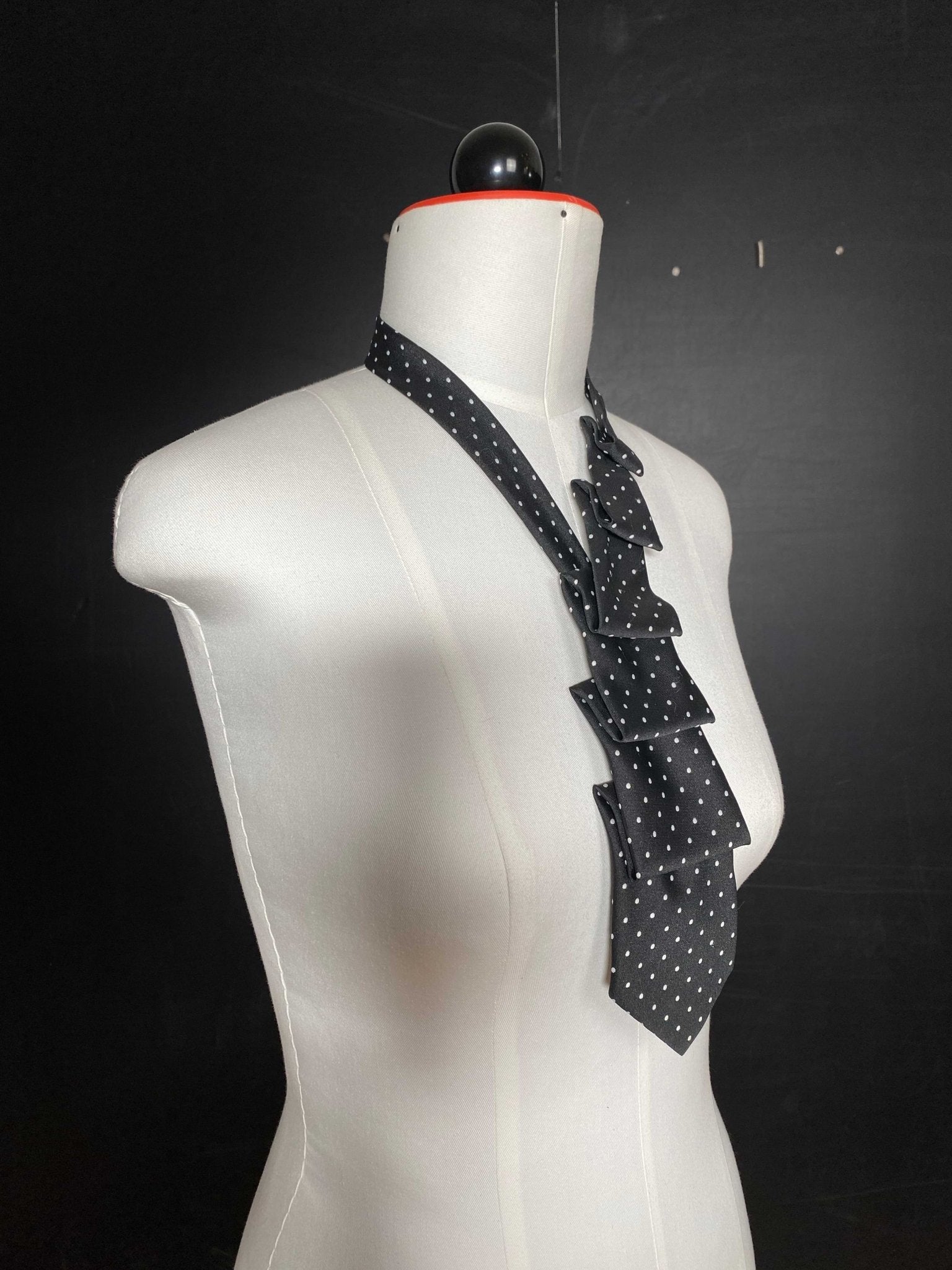 schwarzes Krawattencollier mit kleinen Punkten - nachhaltige Upcycling Mode von Beverly - Berlin