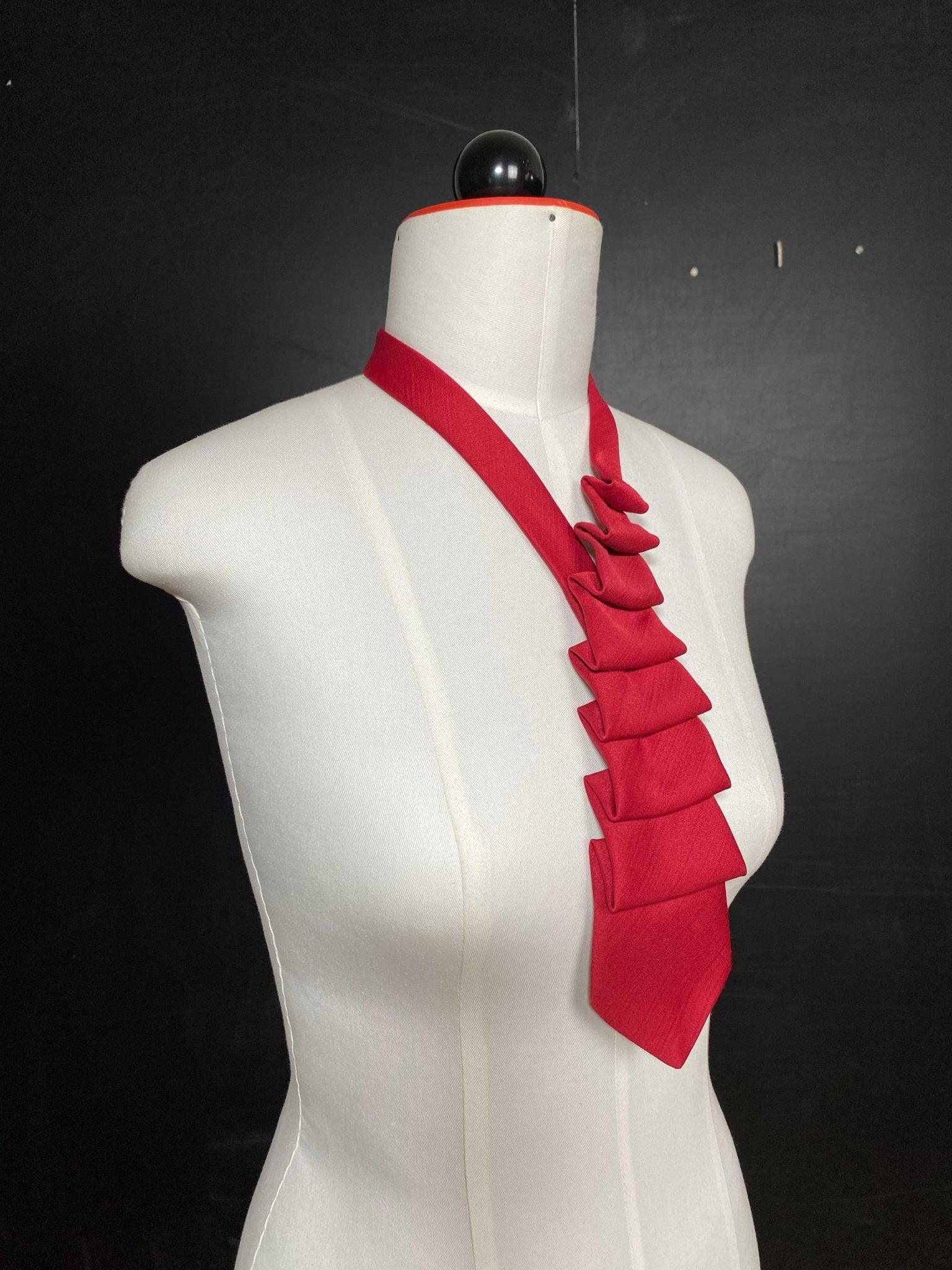 rotes Schlipscollier - nachhaltige Upcycling Mode von Beverly - Berlin