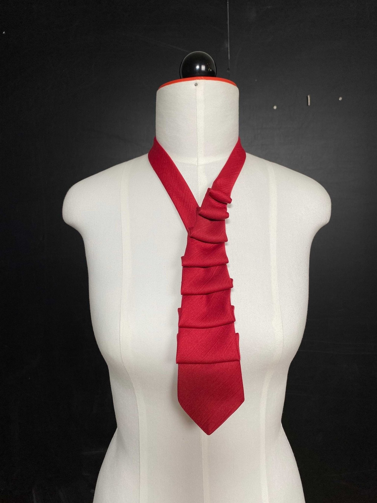 rotes Schlipscollier - nachhaltige Upcycling Mode von Beverly - Berlin