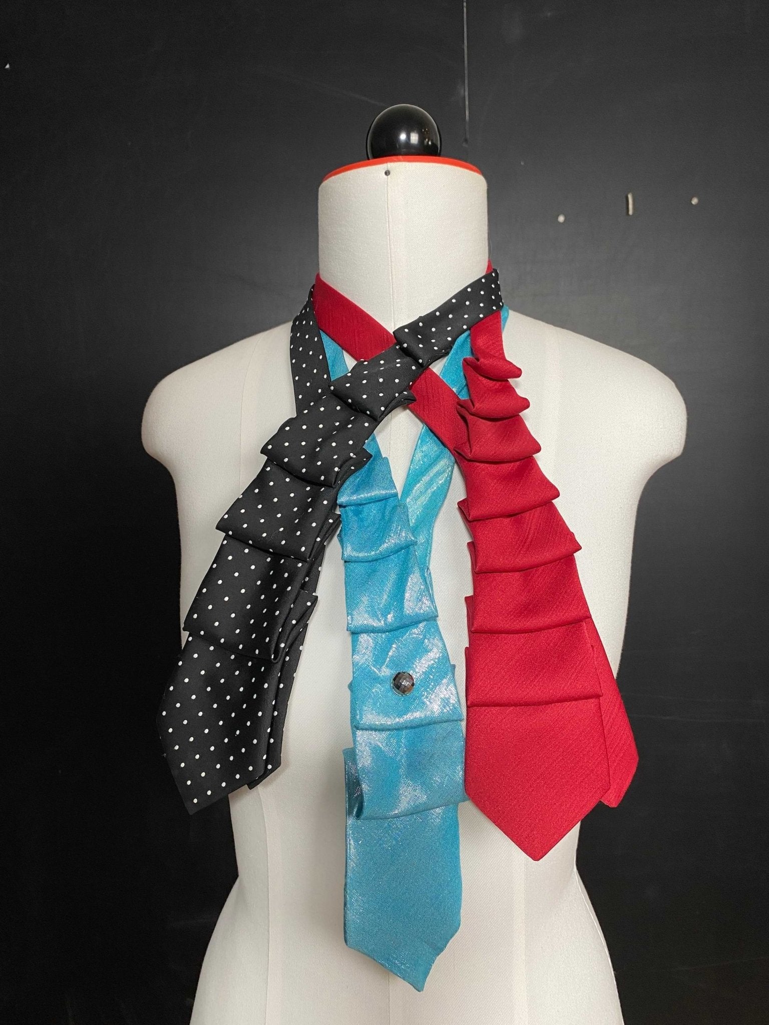 rotes Schlipscollier - nachhaltige Upcycling Mode von Beverly - Berlin