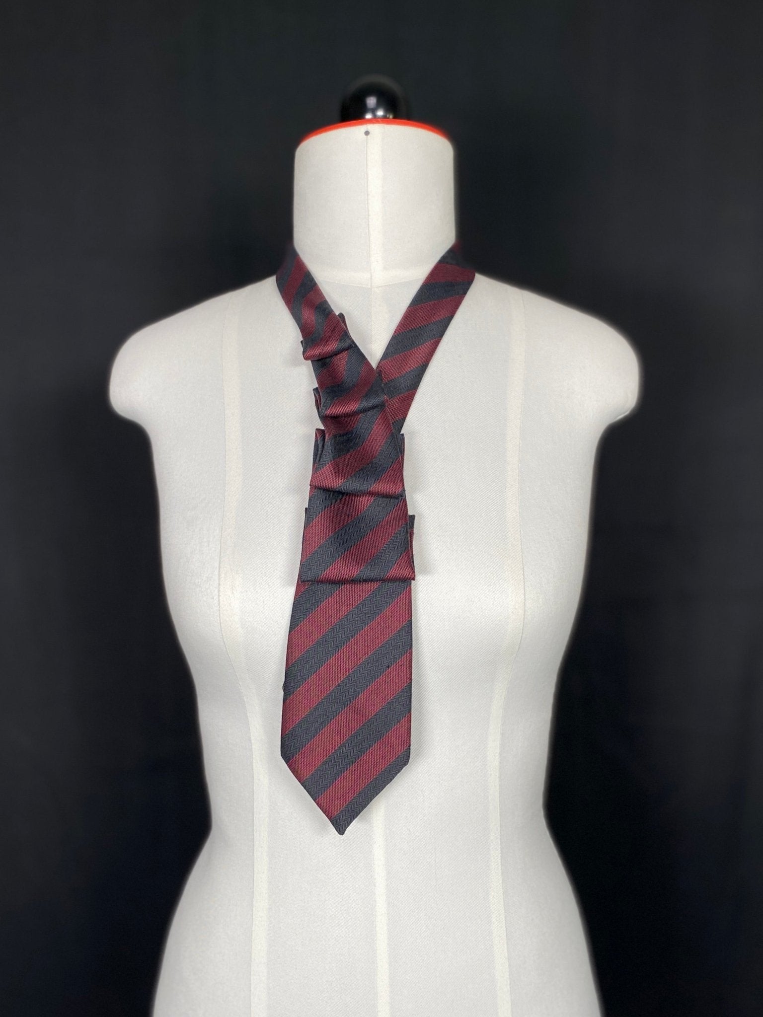 Elegantes Upcycling - Krawattencollier in Rot und Schwarz - nachhaltige Upcycling Mode von Beverly - Berlin