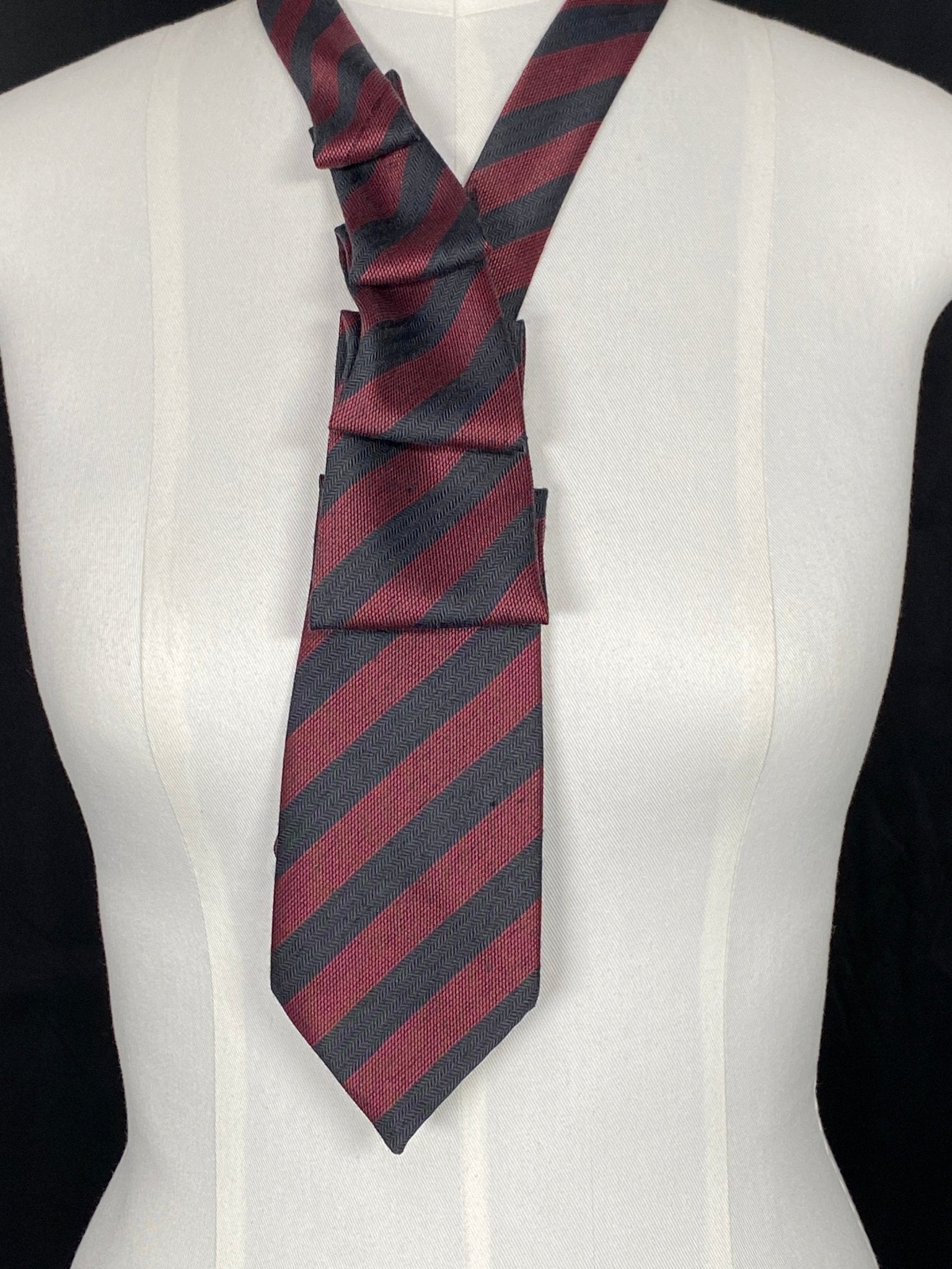 Elegantes Upcycling - Krawattencollier in Rot und Schwarz - nachhaltige Upcycling Mode von Beverly - Berlin