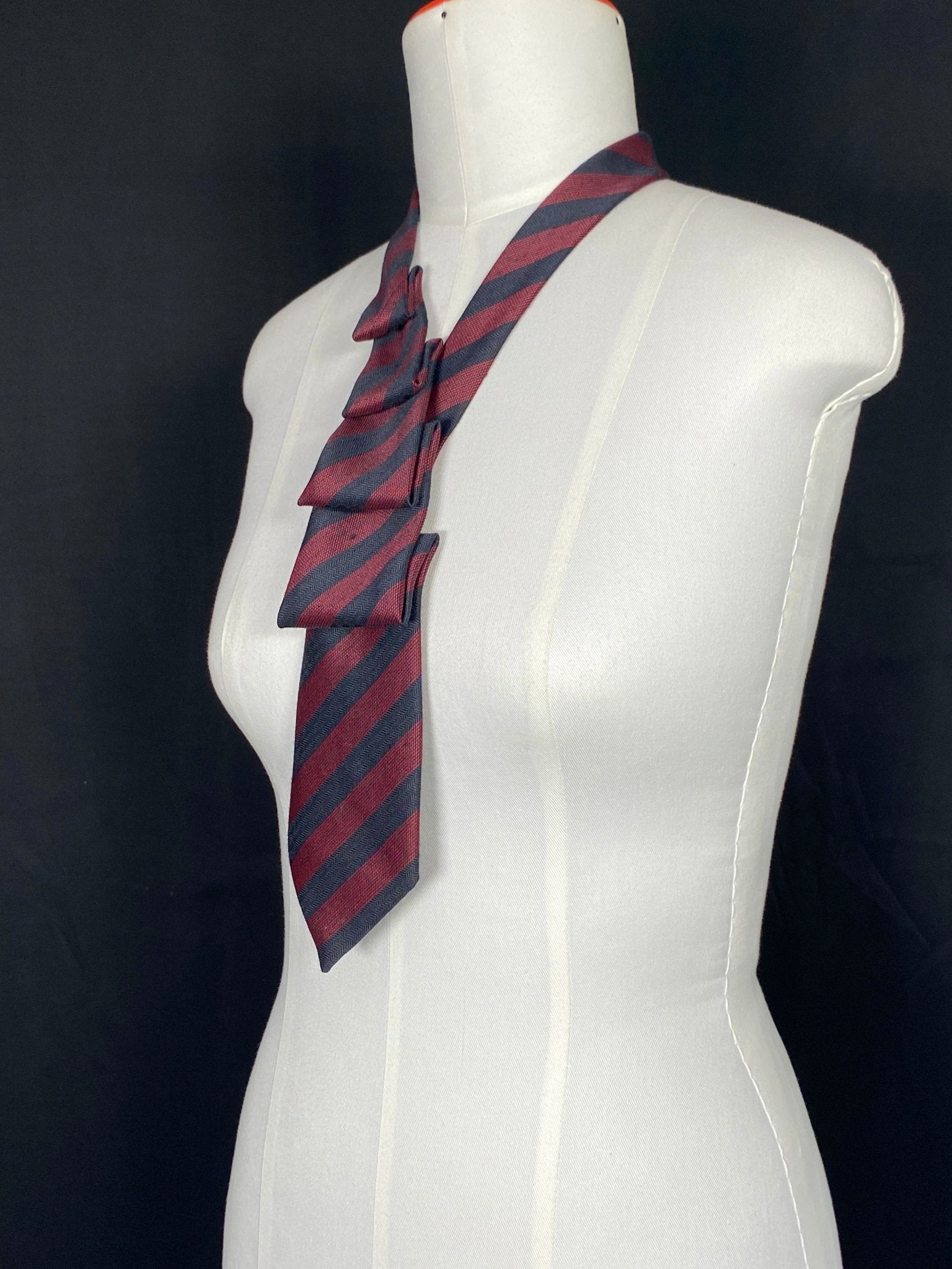 Elegantes Upcycling - Krawattencollier in Rot und Schwarz - nachhaltige Upcycling Mode von Beverly - Berlin