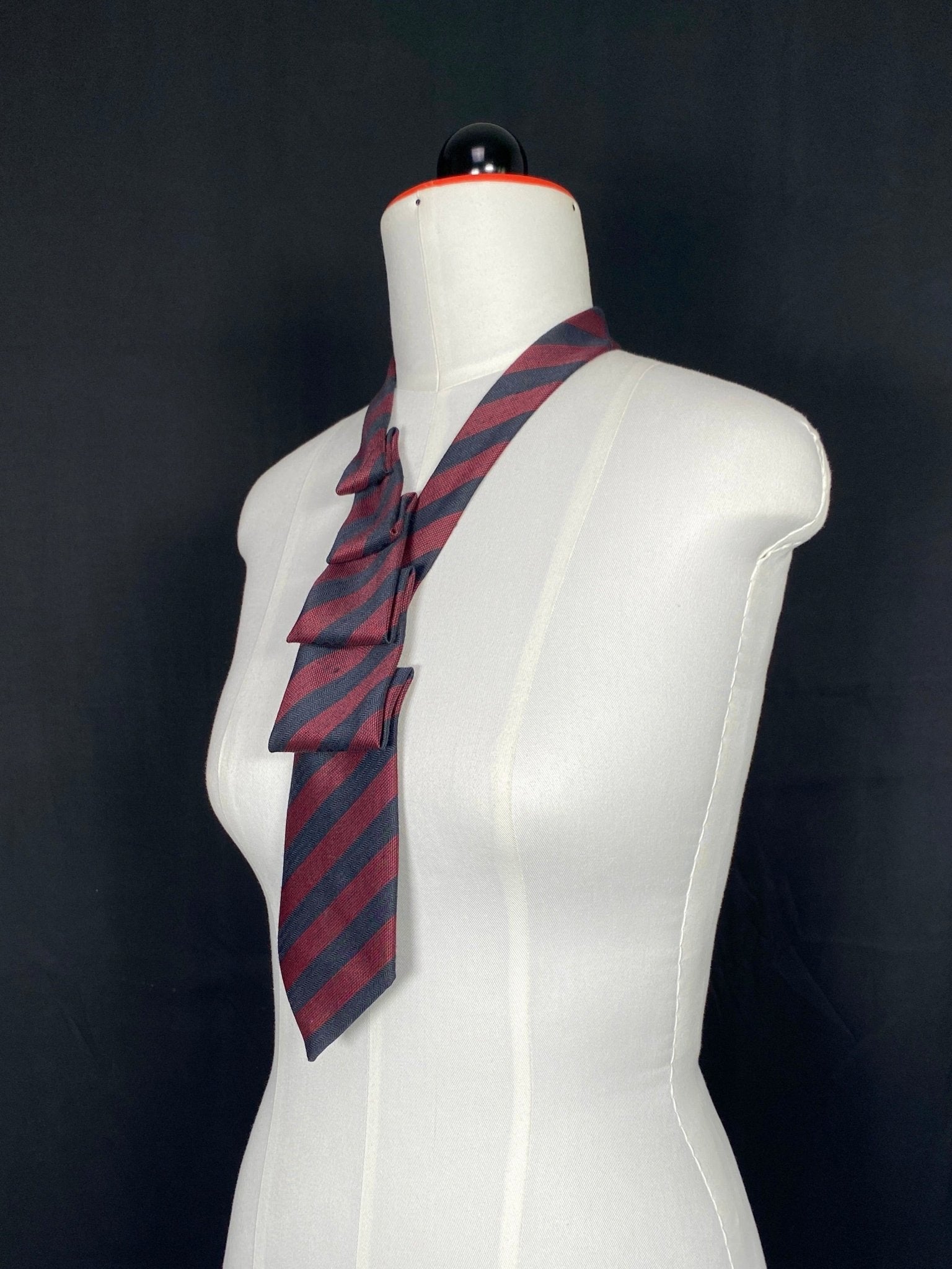 Elegantes Upcycling - Krawattencollier in Rot und Schwarz - nachhaltige Upcycling Mode von Beverly - Berlin