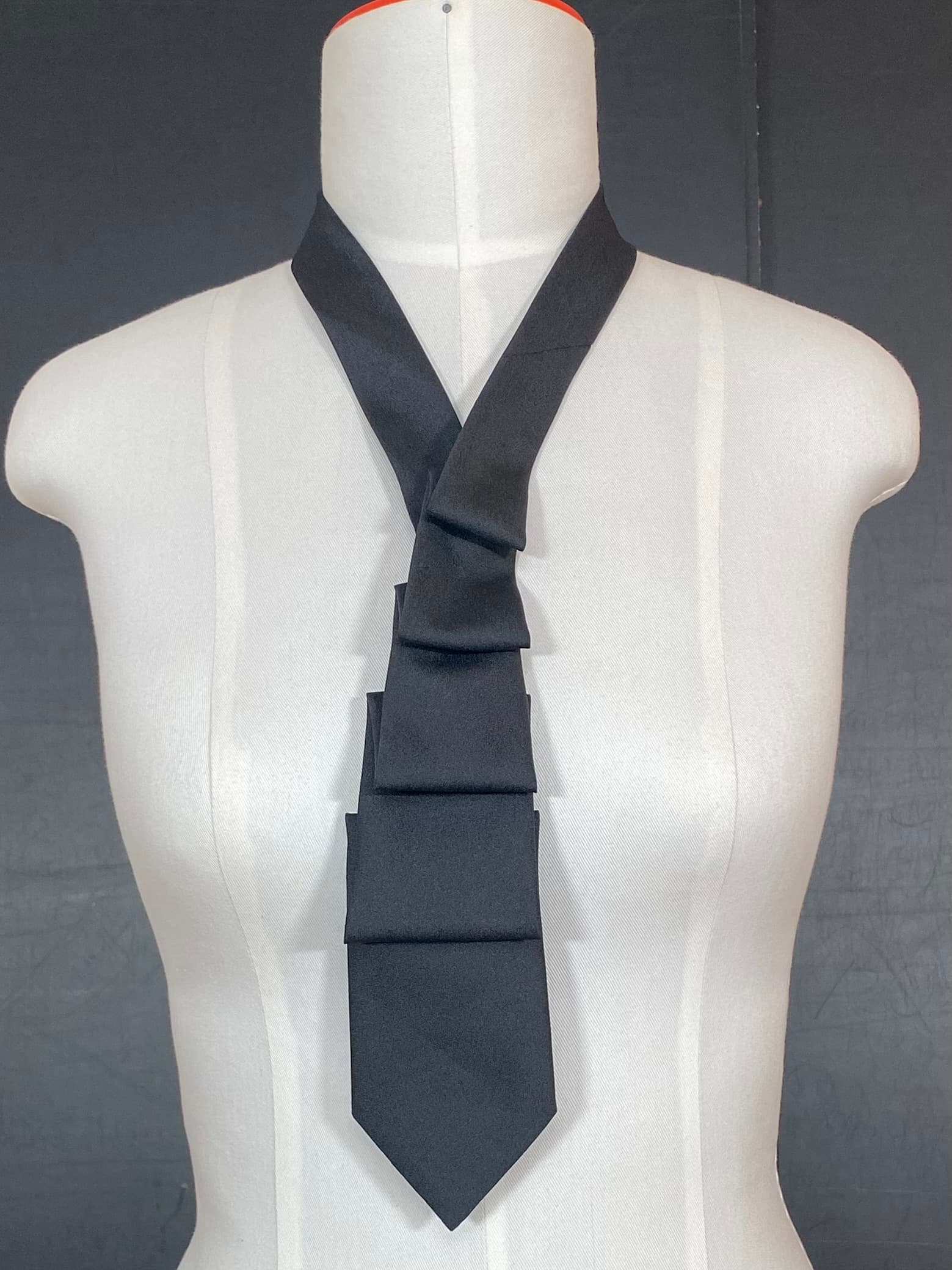 schwarzes Schlipscollier - nachhaltige Upcycling Mode von Beverly - Berlin