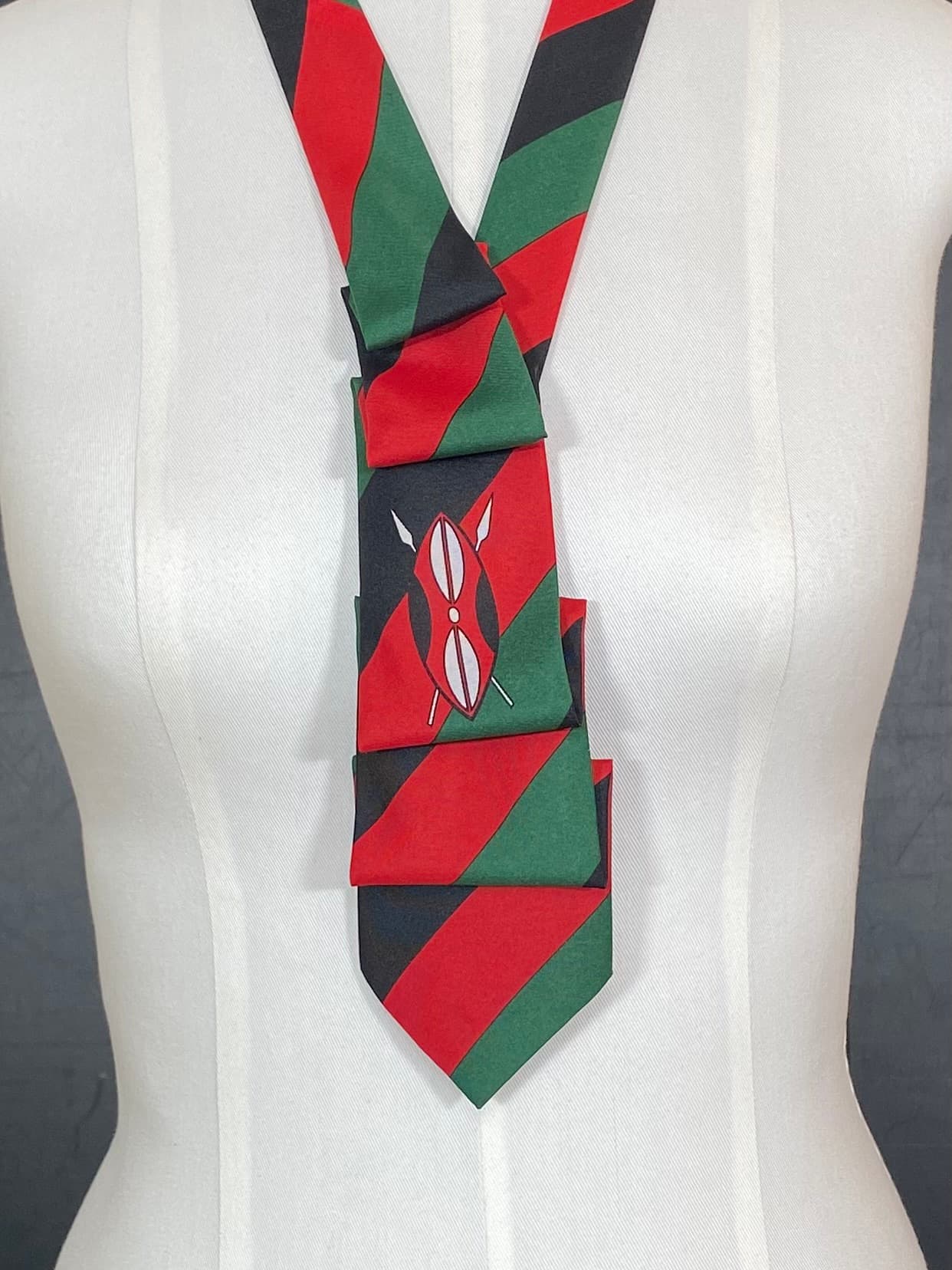 Upcycling - Schlipscollier in Rot, Grün und Schwarz - nachhaltige Upcycling Mode von Beverly - Berlin