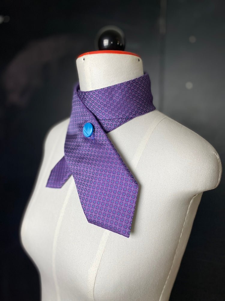 Lila Schlips - Schal mit Glasknopf - nachhaltige Upcycling Mode von Beverly - Berlin