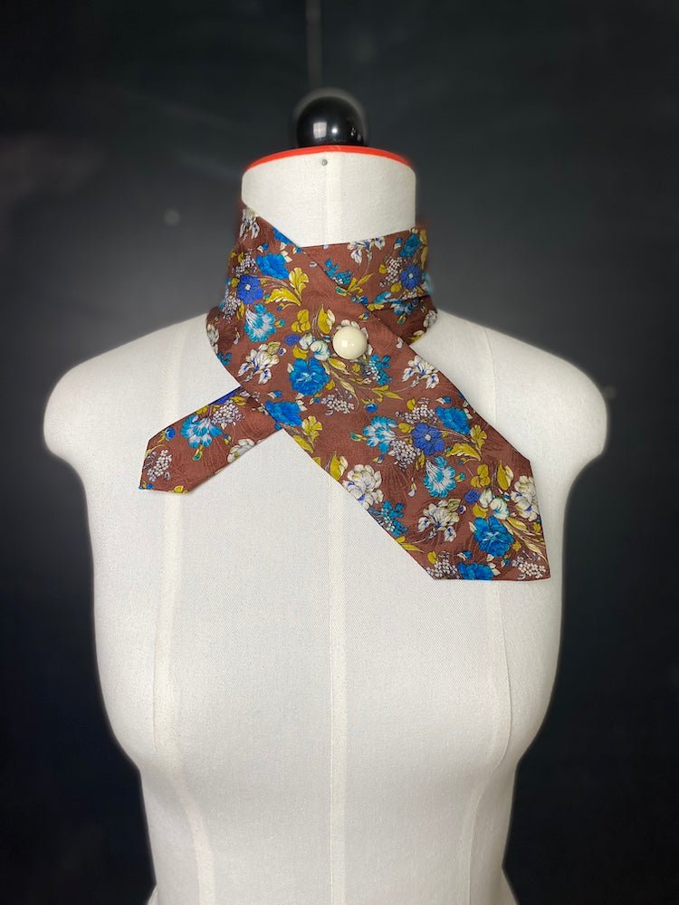 Schlips - Schal mit tollen blauen Blüten - nachhaltige Upcycling Mode von Beverly - Berlin