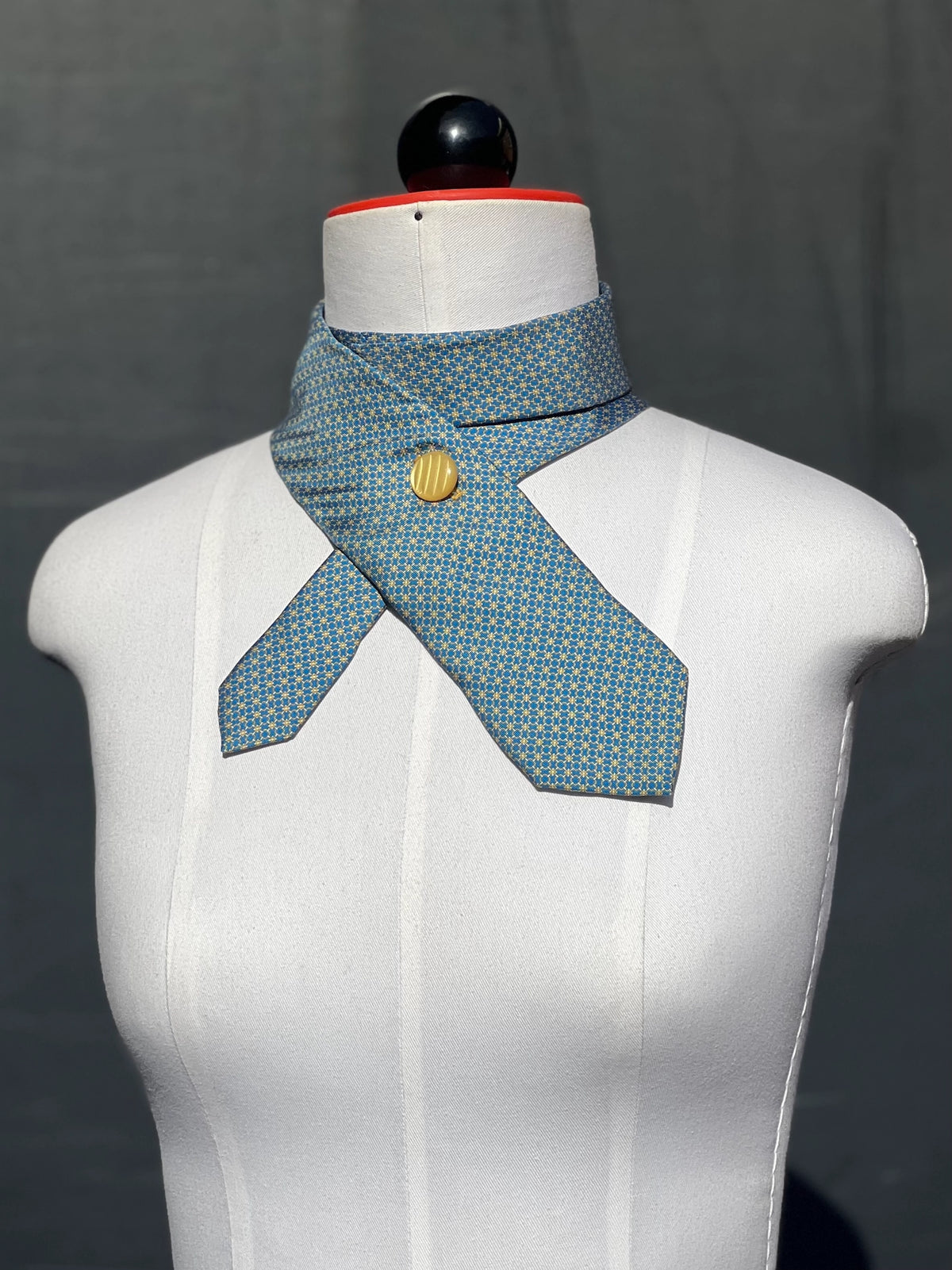 Schlipsschal Blue Dandy in Blau mit feinem goldenen Sternchenmuster an der Schneiderpuppe, Frontansicht