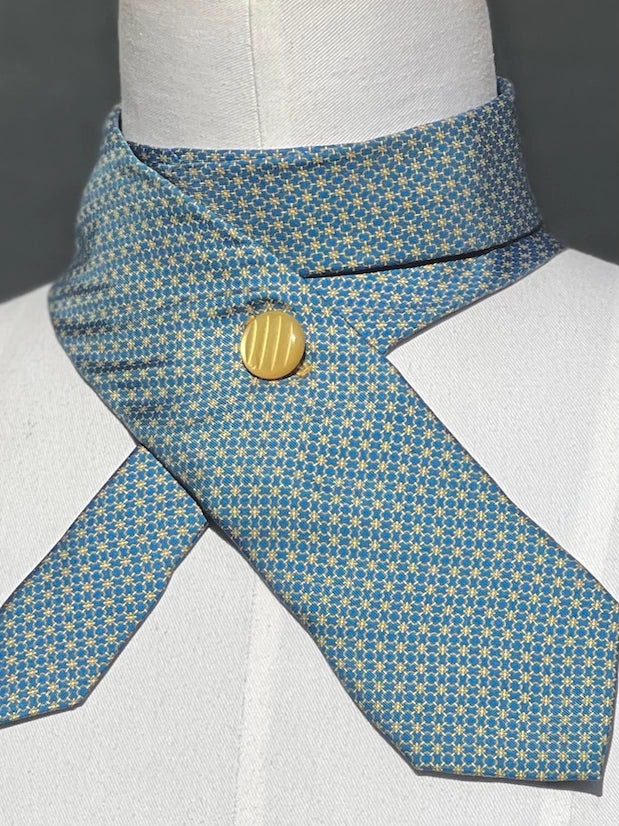 Schlipsschal Blue Dandy in Nahaufnahme, über Kreuz geknöpft mit gelbem Vintage-Knopf