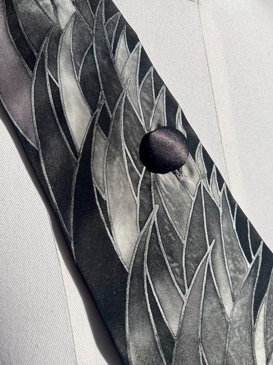 Detail: alter Stoffknopf auf handbemalter Seide mit Silberkonturen