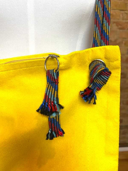 Detail einer Gelben Upcycling Tasche mit Ameise bedruckt aus Lederimitat