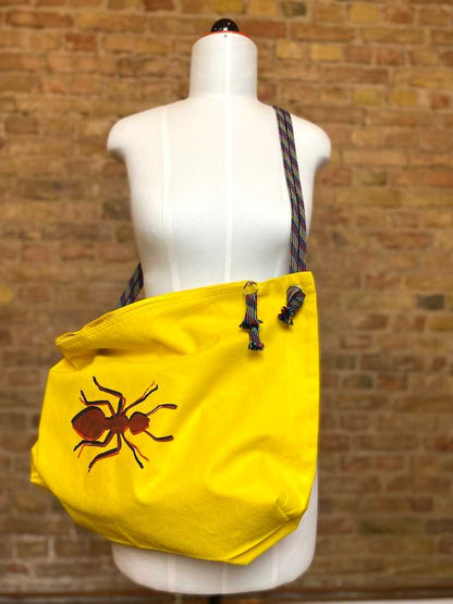 Gelbe Upcycling Tasche mit Ameise bedruckt aus Lederimitat