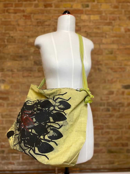 Gelbe Upcycling Tasche mit Ameise bedruckt aus Leinen