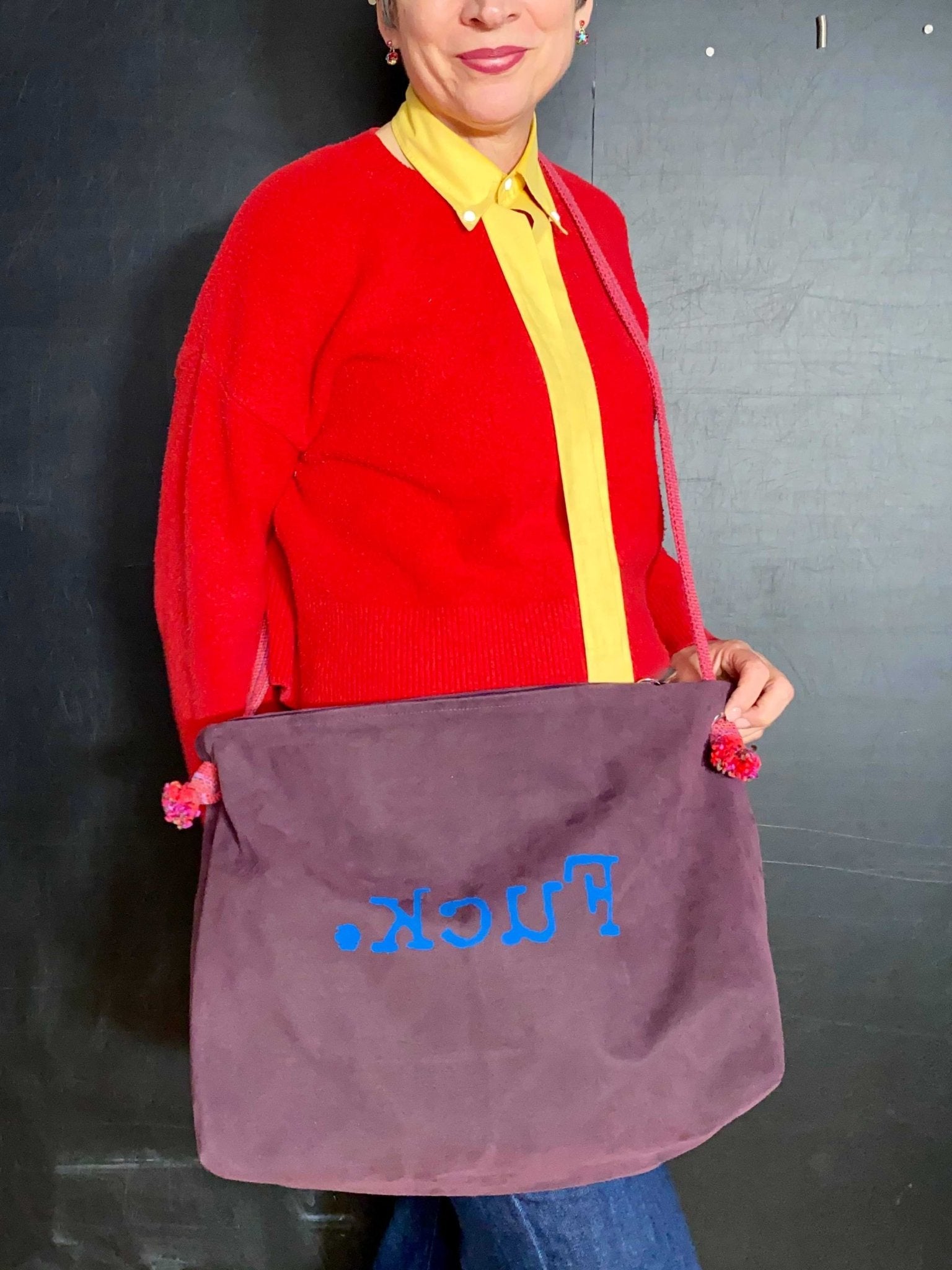 Weinrote Tasche mit Statement - nachhaltige Upcycling Mode von Beverly - Berlin