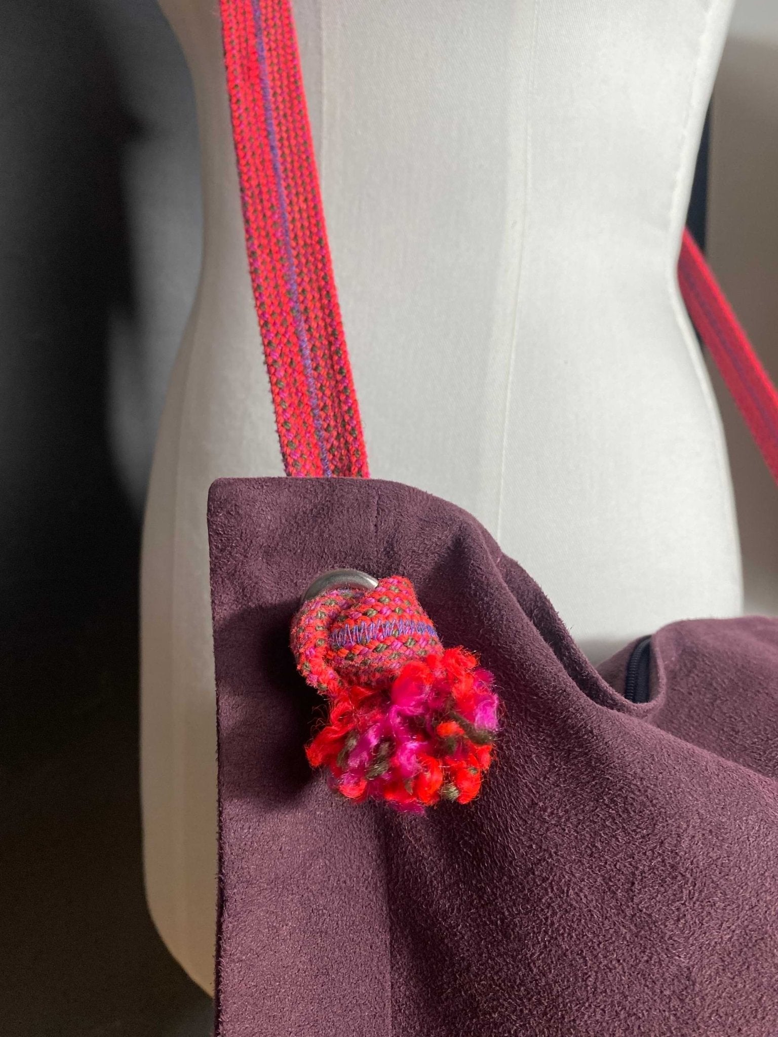 Weinrote Tasche mit Statement - nachhaltige Upcycling Mode von Beverly - Berlin
