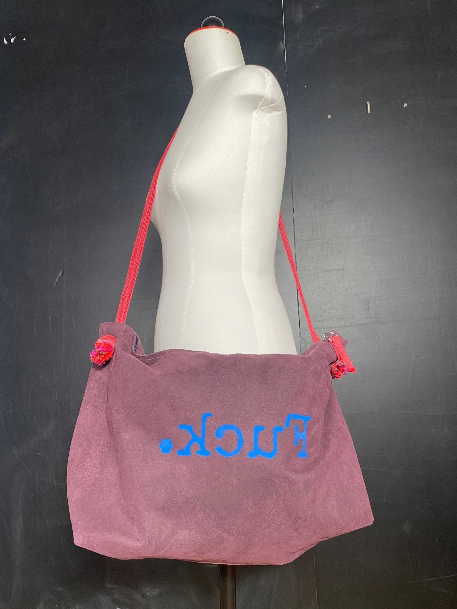 Weinrote Tasche mit Statement - nachhaltige Upcycling Mode von Beverly - Berlin