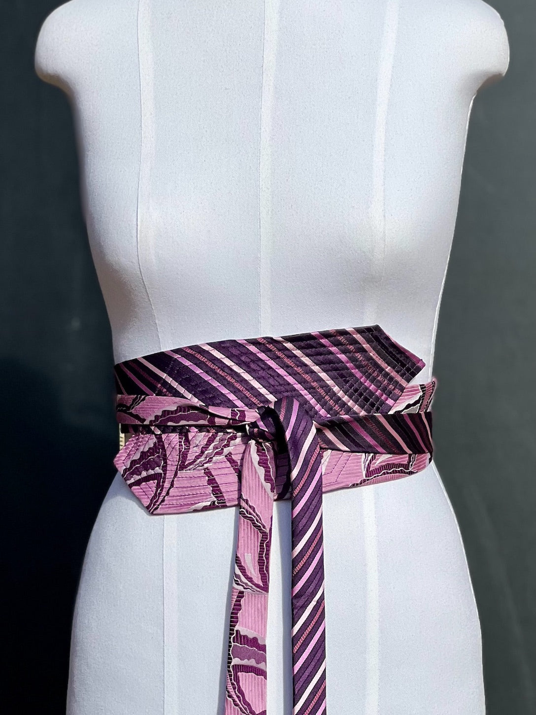 Obi-Gürtel Mauve Groove in Rosa und Aubergine, vorne geknotet mit langen Bändern