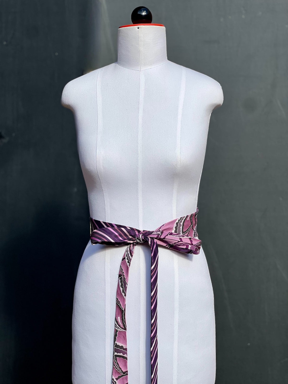 Obi-Gürtel Mauve Groove schmal gewickelt und zur Schleife gebunden