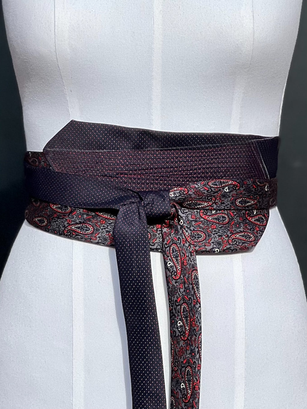 Obi-Gürtel Opernabend mit Paisley in Rot und Grau und dunklem Pünktchenmuster, vorne geknotet