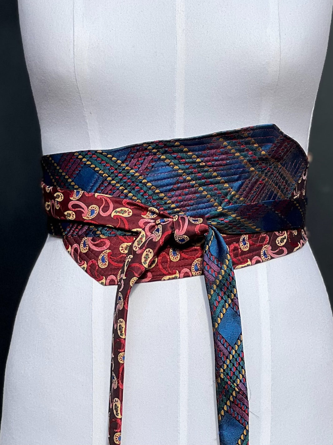 Obi-Gürtel Paisley Crossing mit blauem Gittermuster und weinrotem Paisley, vorne geknotet, Nahaufnahme
