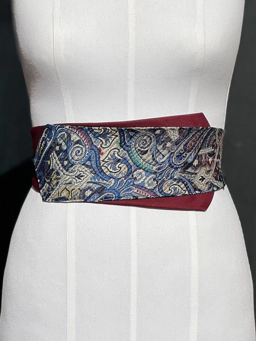Obi-Gürtel Bordeaux Paisley mit blau-cremefarbenem Paisley auf Bordeaux, Nahaufnahme