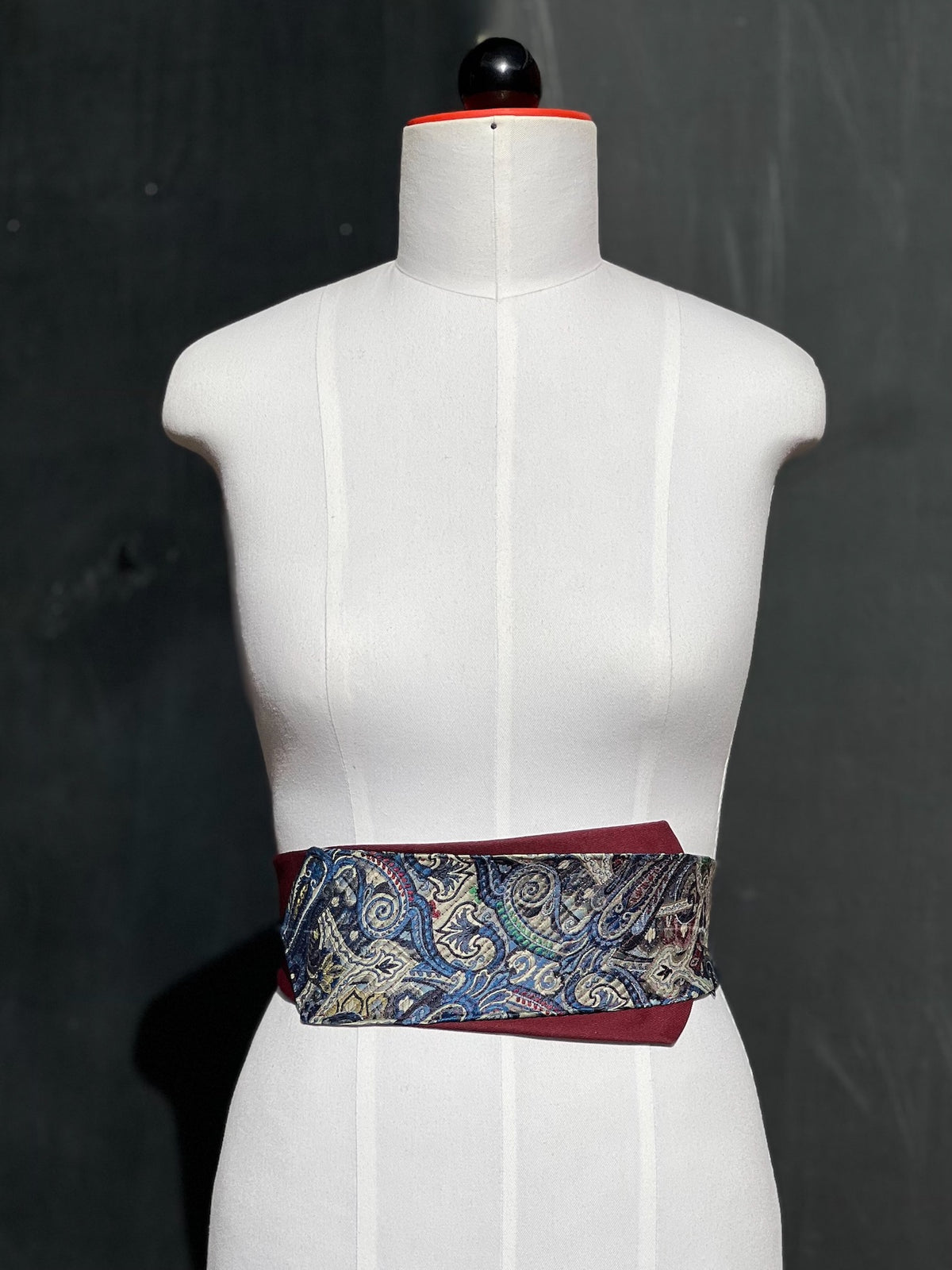 Obi-Gürtel Bordeaux Paisley an der Schneiderpuppe, breites Paisley-Mittelteil vorne