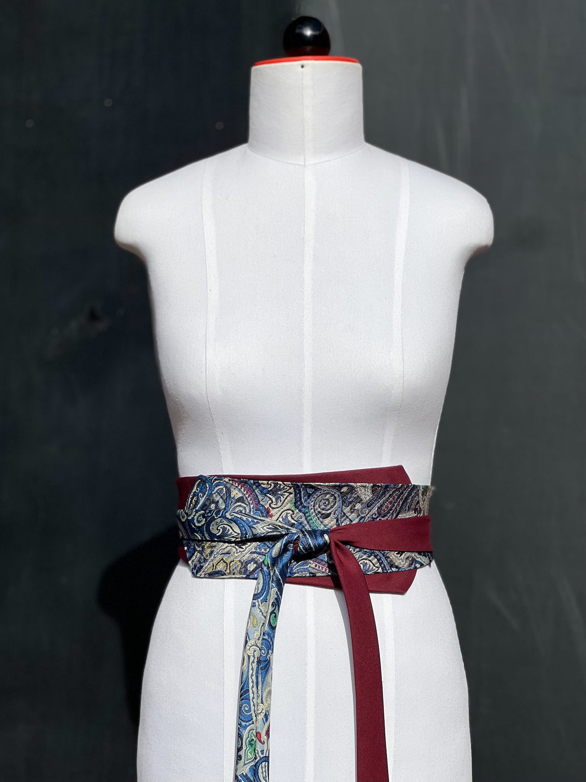 Obi-Gürtel Bordeaux Paisley vorne geknotet, Bänder in Paisley und Bordeaux