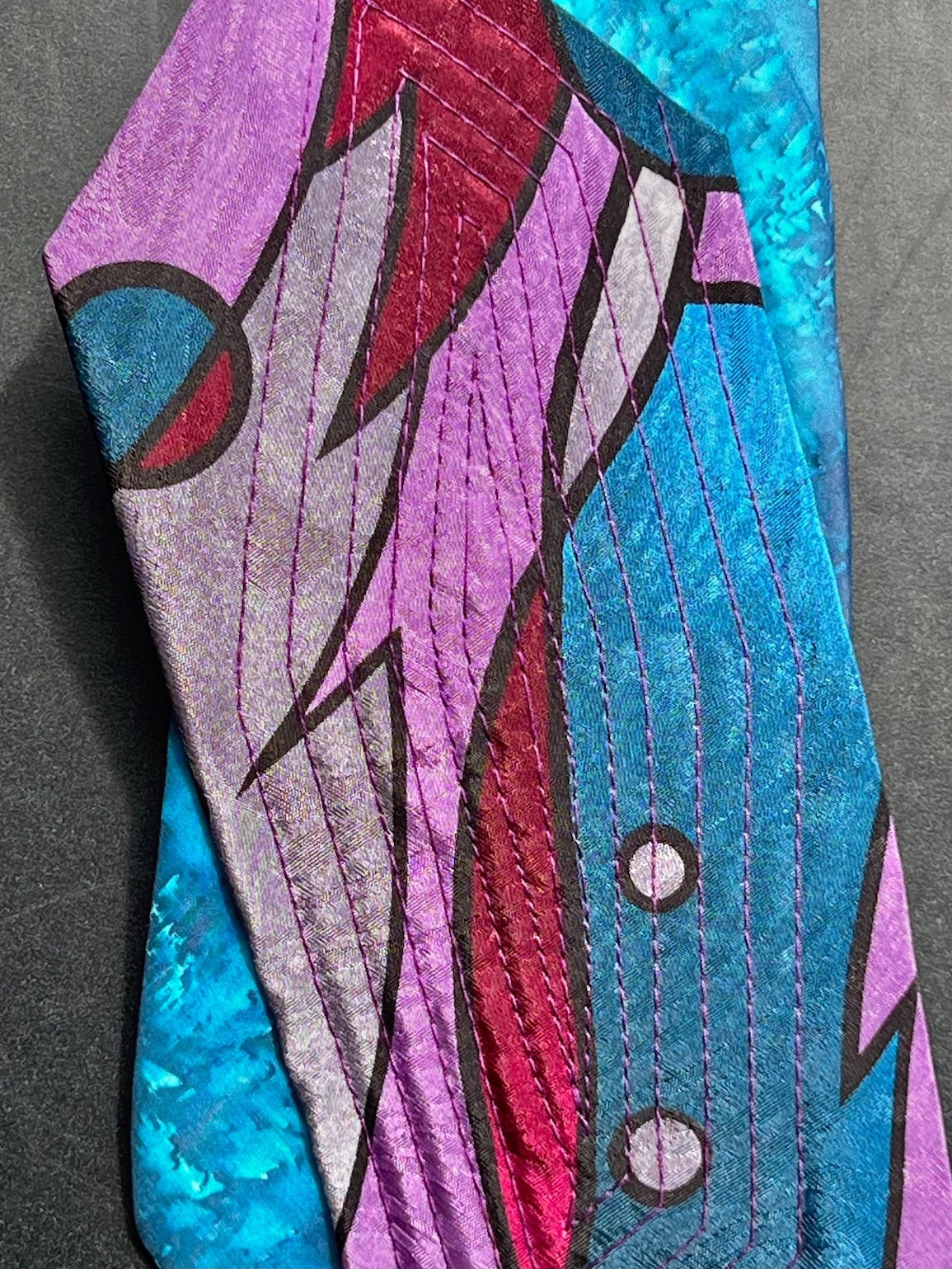 Obi-Gürtel Aqua Pop, Detail mit violetten Steppnähten auf Flieder, Weinrot und Türkis