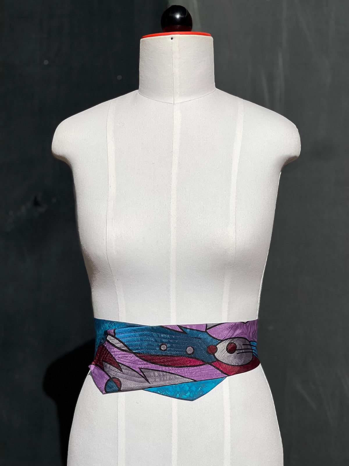 Obi-Gürtel Aqua Pop an der Schneiderpuppe, grafisches Motiv in Flieder und Türkis vorne
