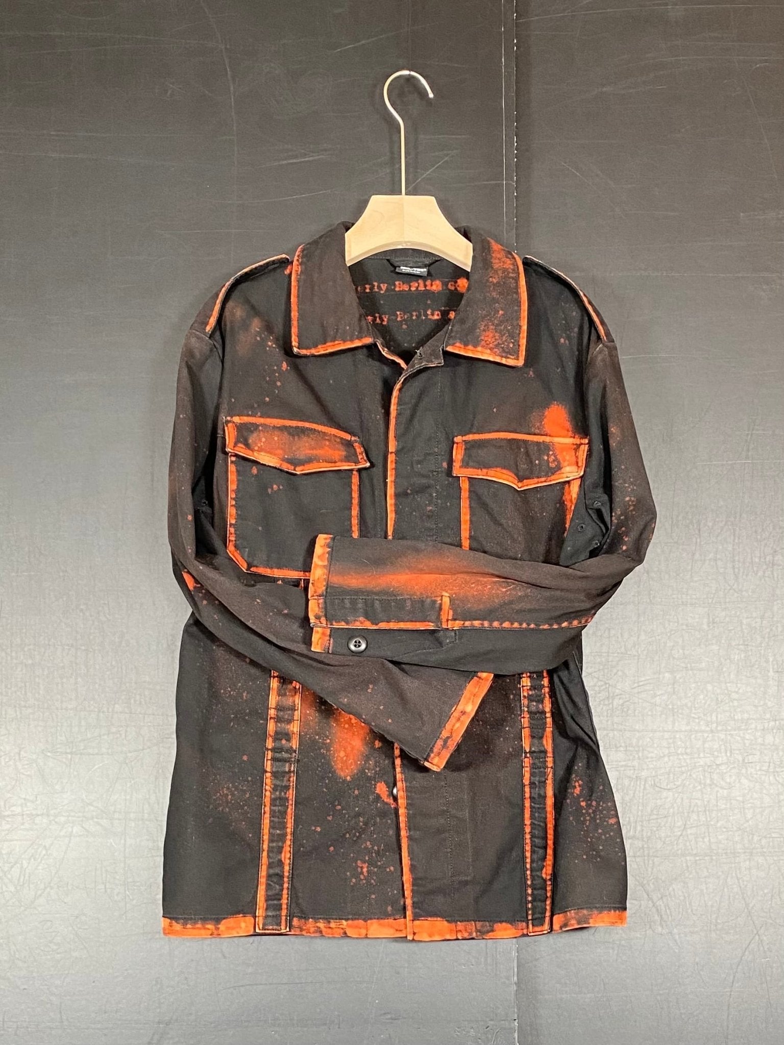 Fire Fade – Upcycling Arbeitsjacke - nachhaltige Upcycling Mode von Beverly - Berlin