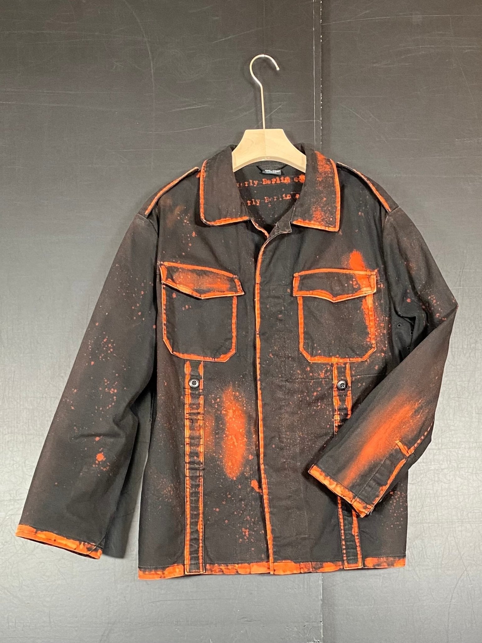 Fire Fade – Upcycling Arbeitsjacke - nachhaltige Upcycling Mode von Beverly - Berlin